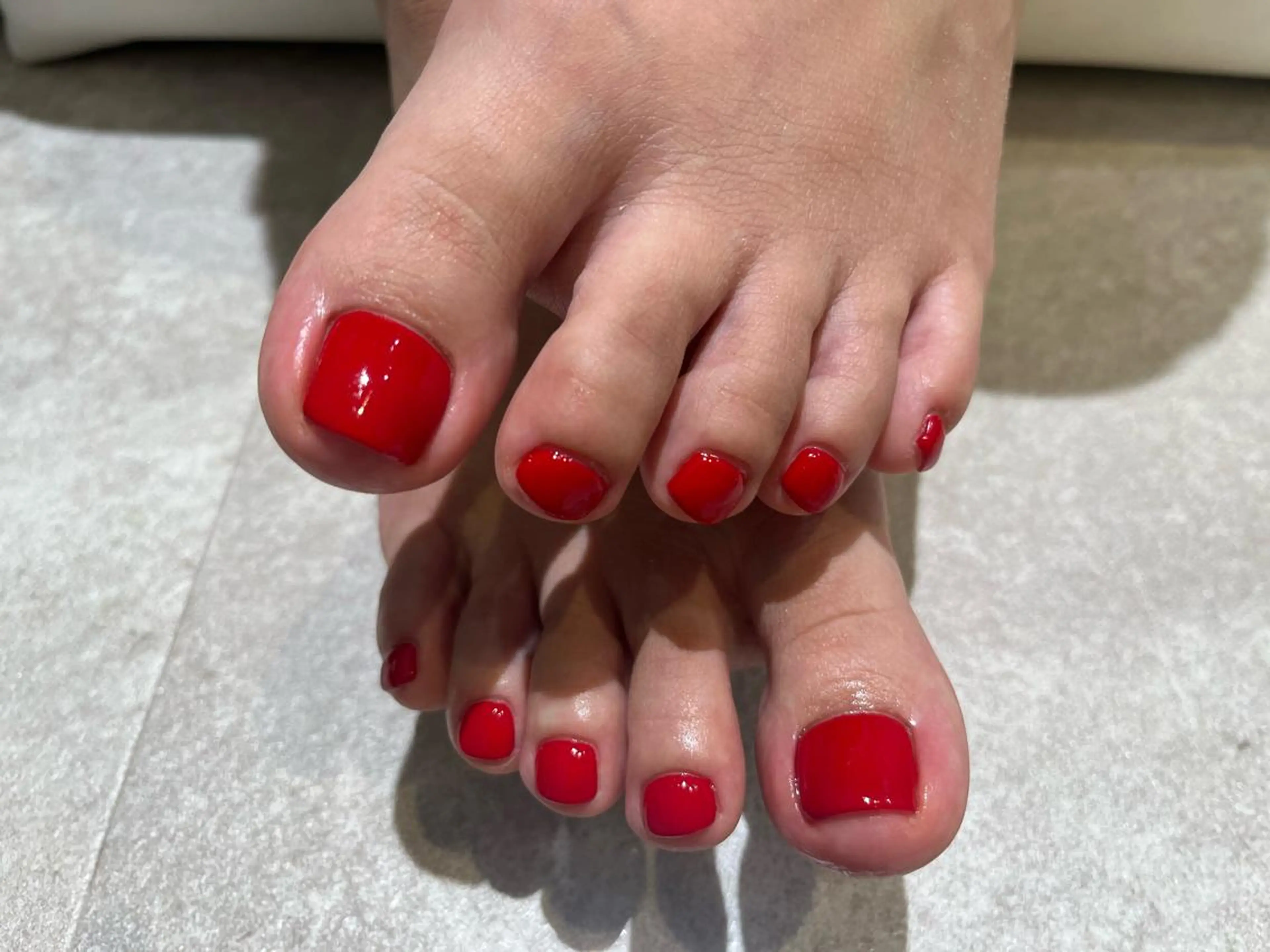 ネイル ワンカラーネイル 赤色 aloalo MIKAのネイルデザイン
