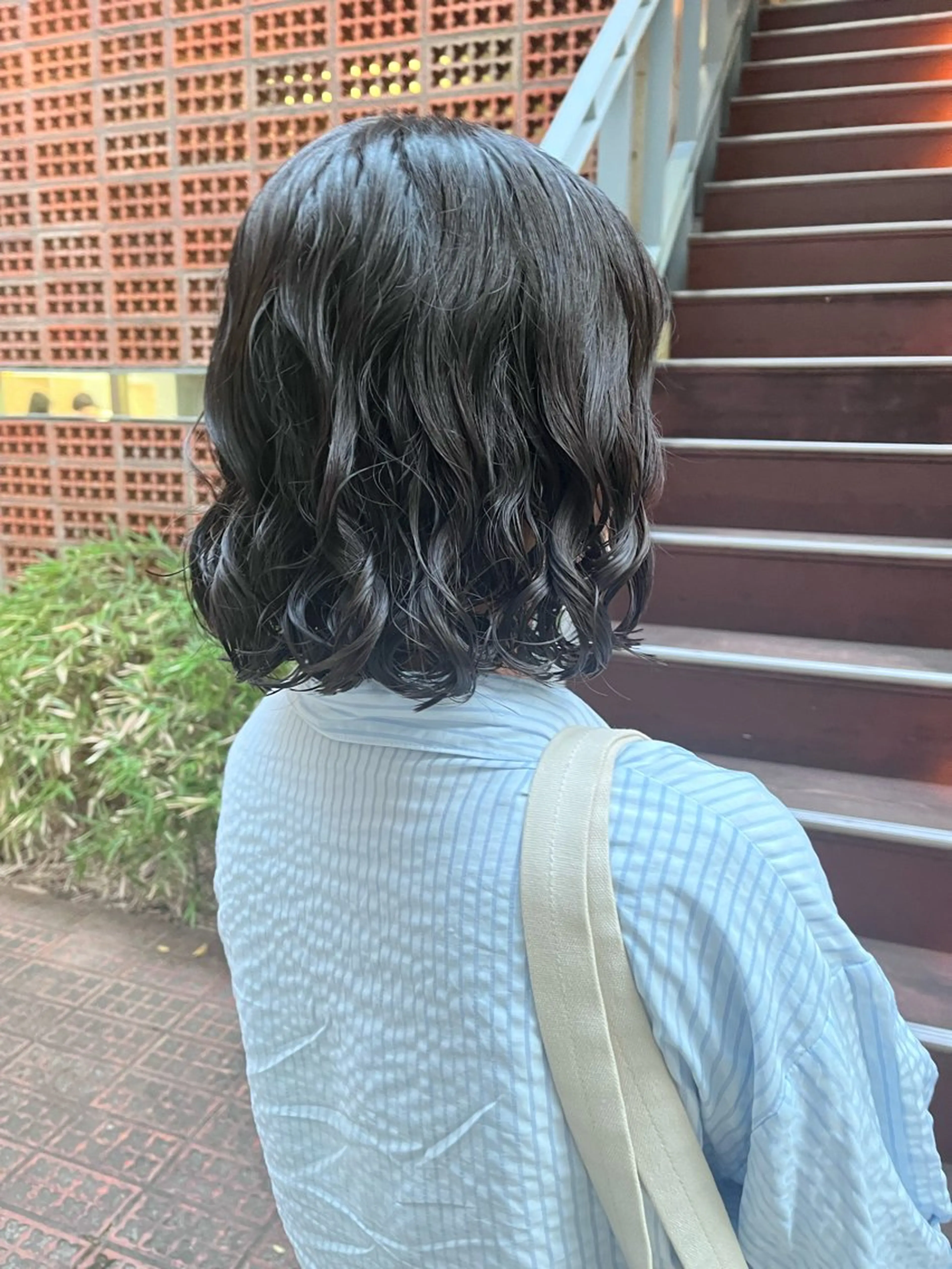 ミディアム パーマ 曲がる縮毛矯正 センターパートのヘアスタイル