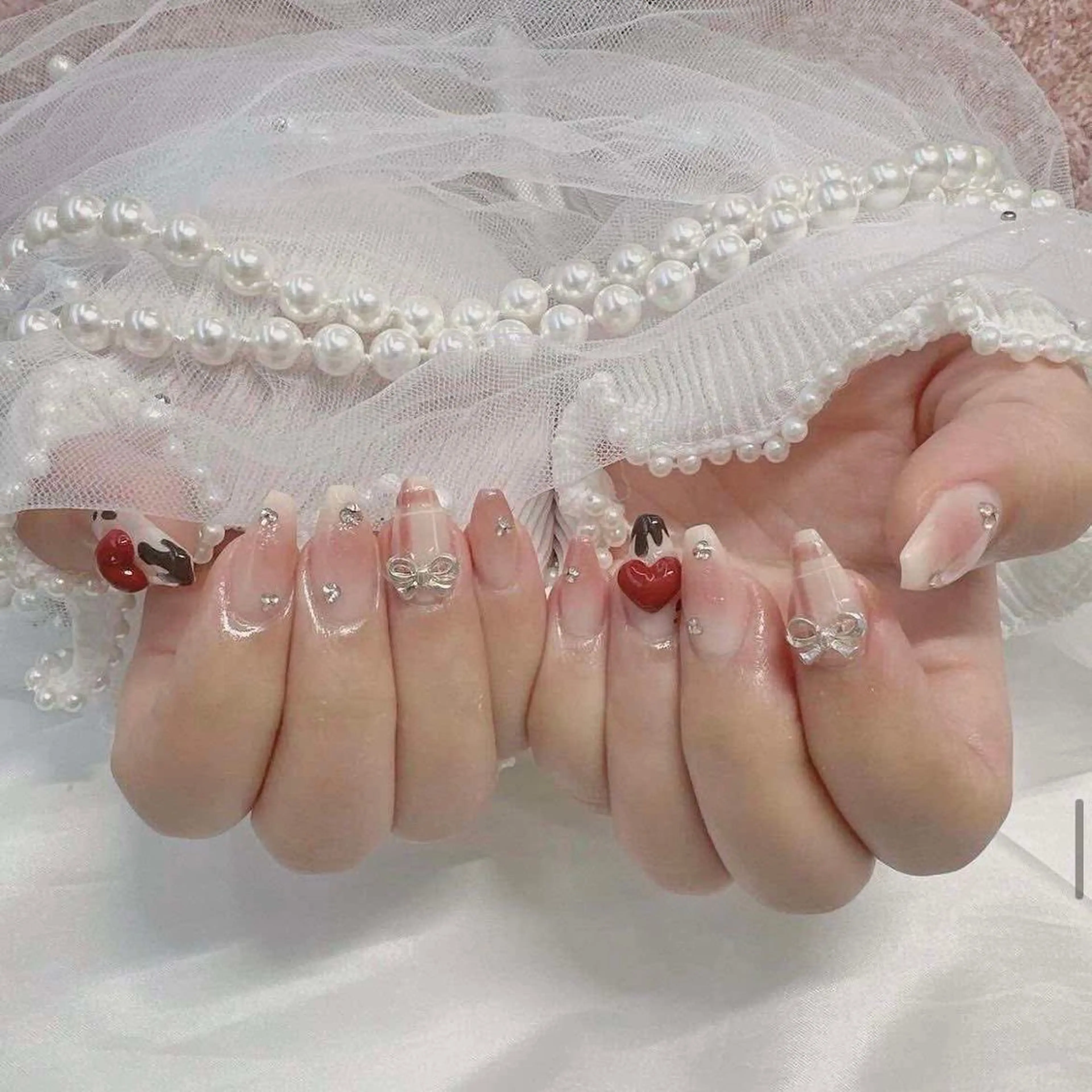 ネイル チークネイル ハート ホログラムネイル 春ネイル バレンタイン Doraemi ANA.CHUOのネイルデザイン