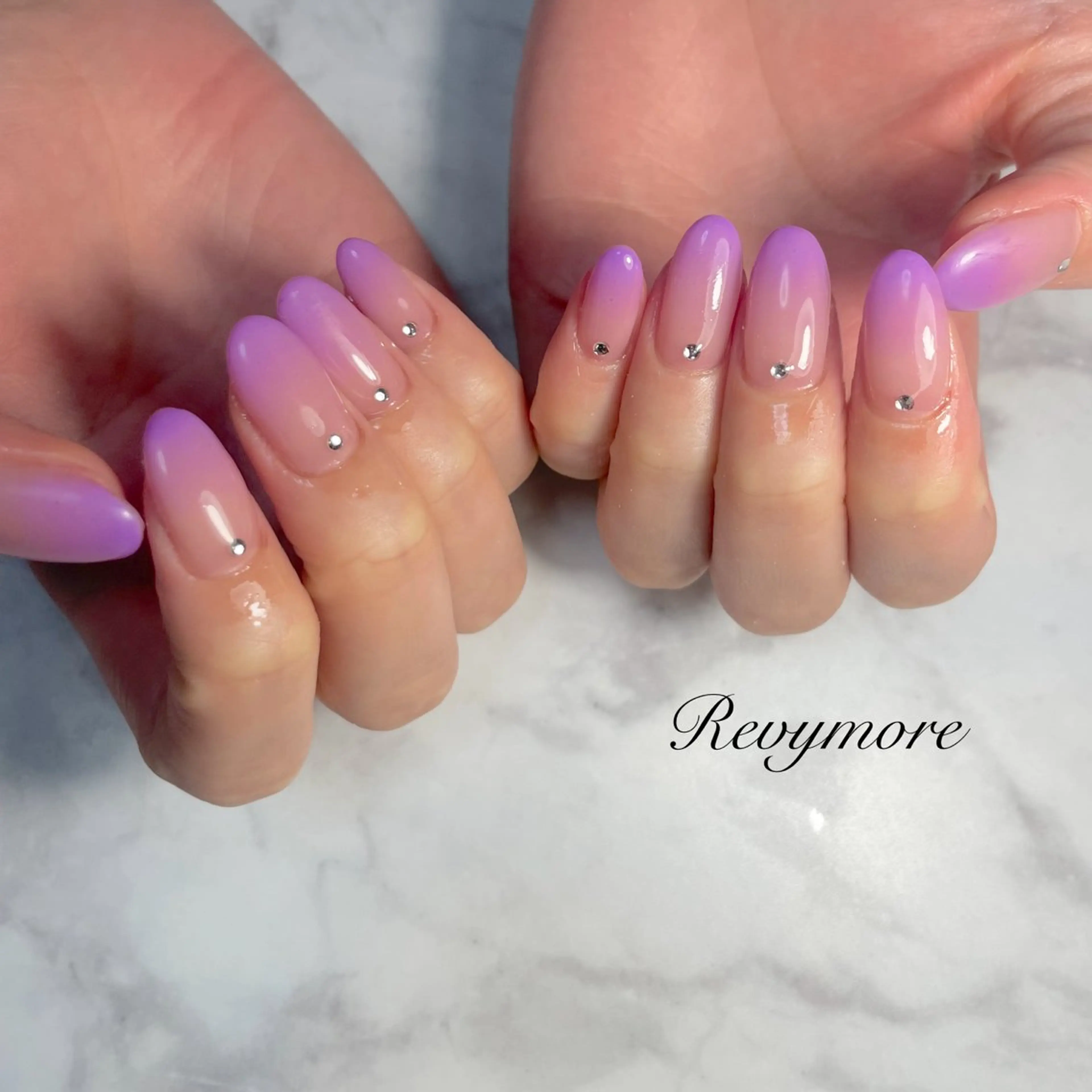 ネイル ジェルネイル グラデーション ニュアンスネイル オフィスネイル パープル nail salon Revymore所属・nail salon Revymoreのネイルデザイン