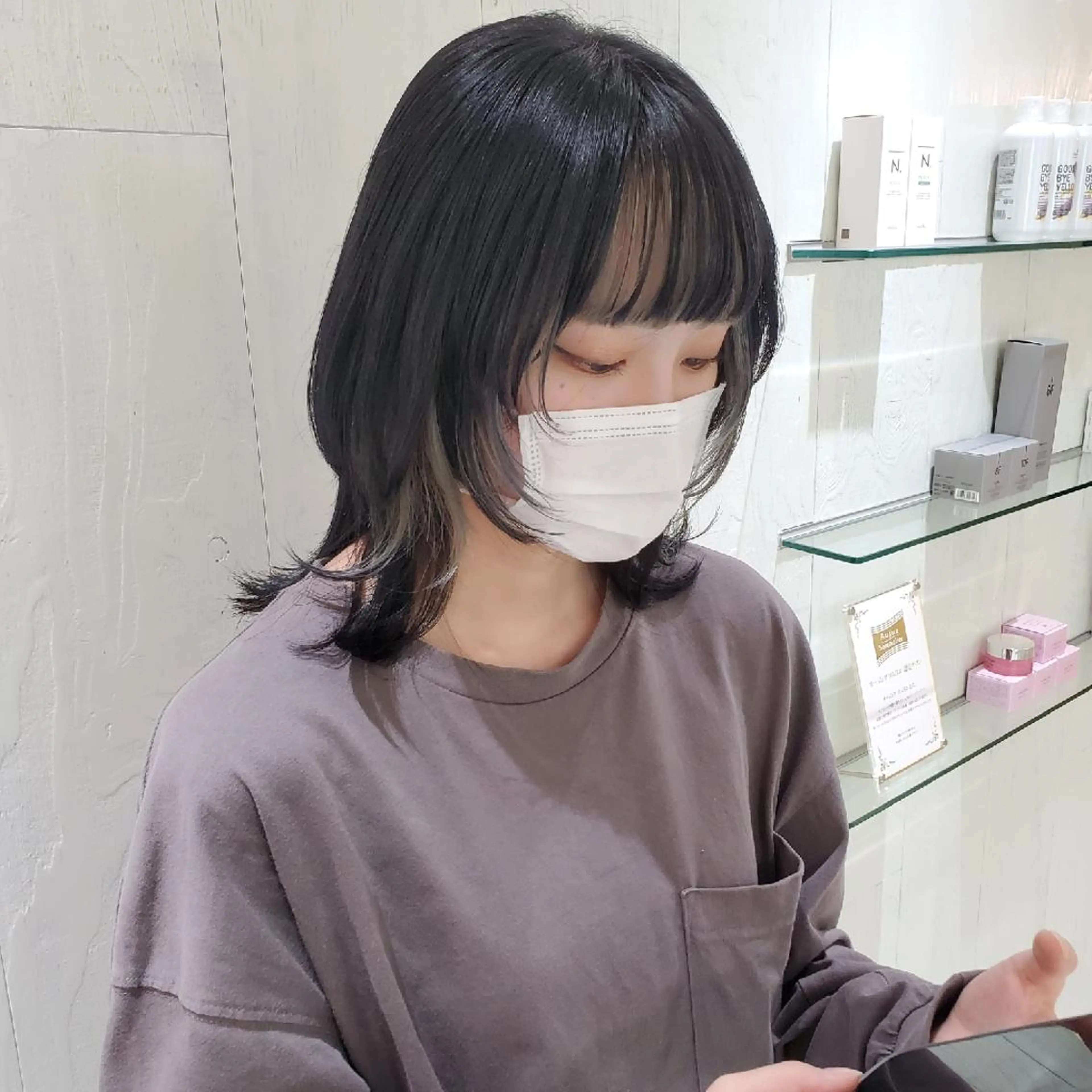 ミディアム カラー ミストバング 黒髪 ブルーカラー ブルーブラック フェイスフレーミング ヘアカラー トリートメント レイヤーカット/ ウルフカット/大橋 のヘアスタイル