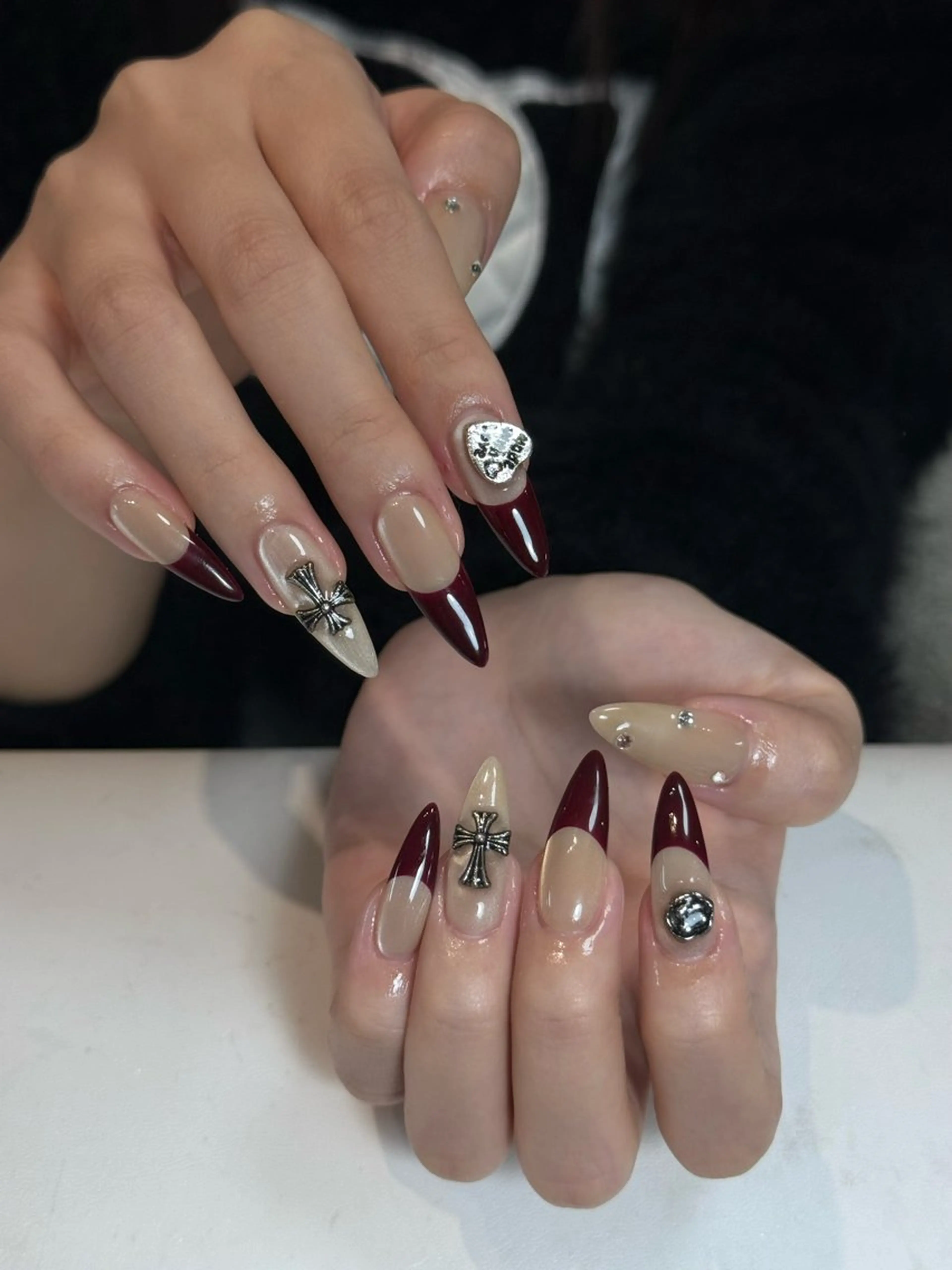ネイル ボルドー ブラウン チークネイル ドット フットネイル Julli NailStudioのネイルデザイン