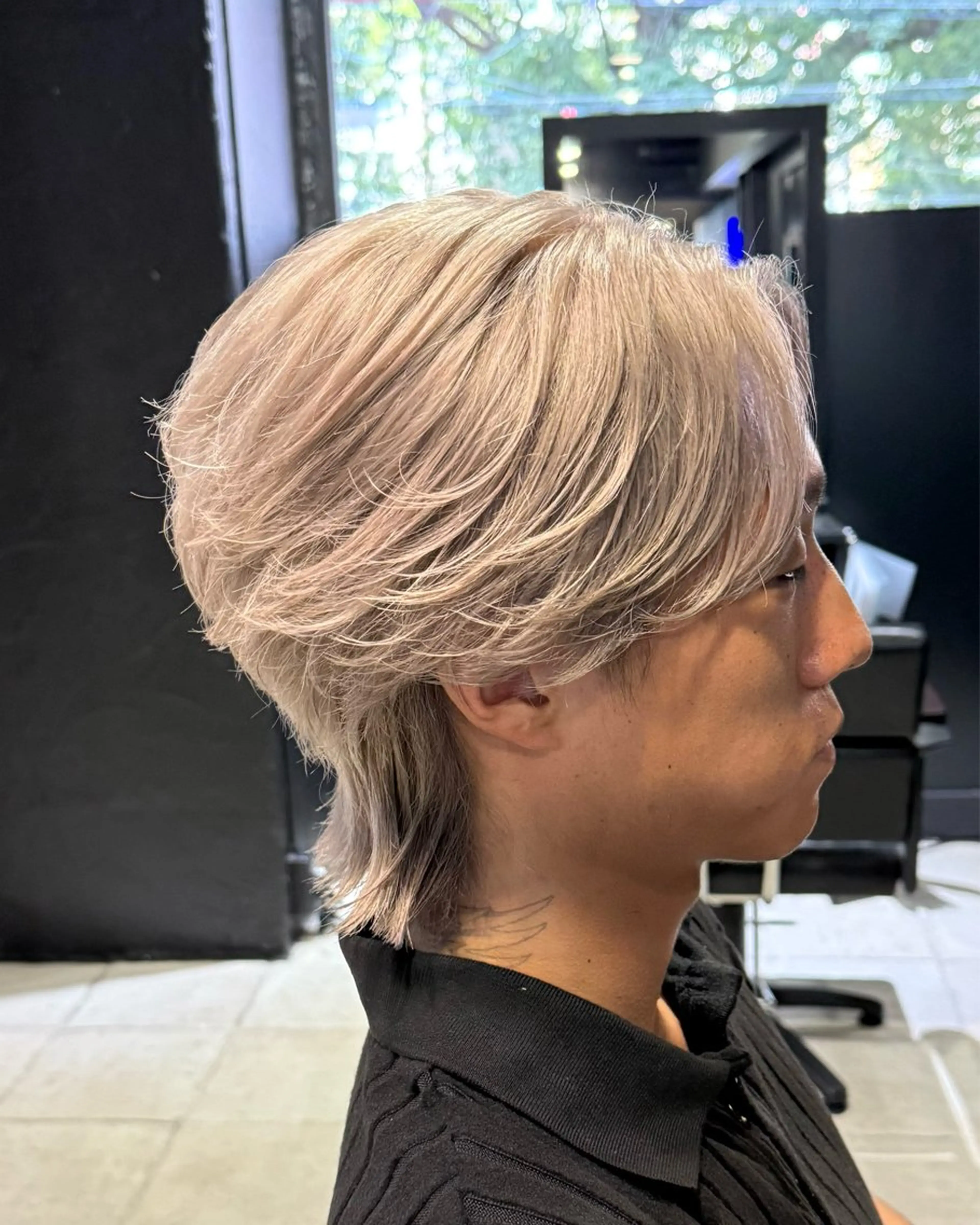 ミディアム カラー メンズ メンズブリーチ センターパート メンズウルフカット ベージュカラー ブリーチ カット ヘアカラー 【フェザーパーマ】 【縮毛矯正】鶴田文のヘアスタイル