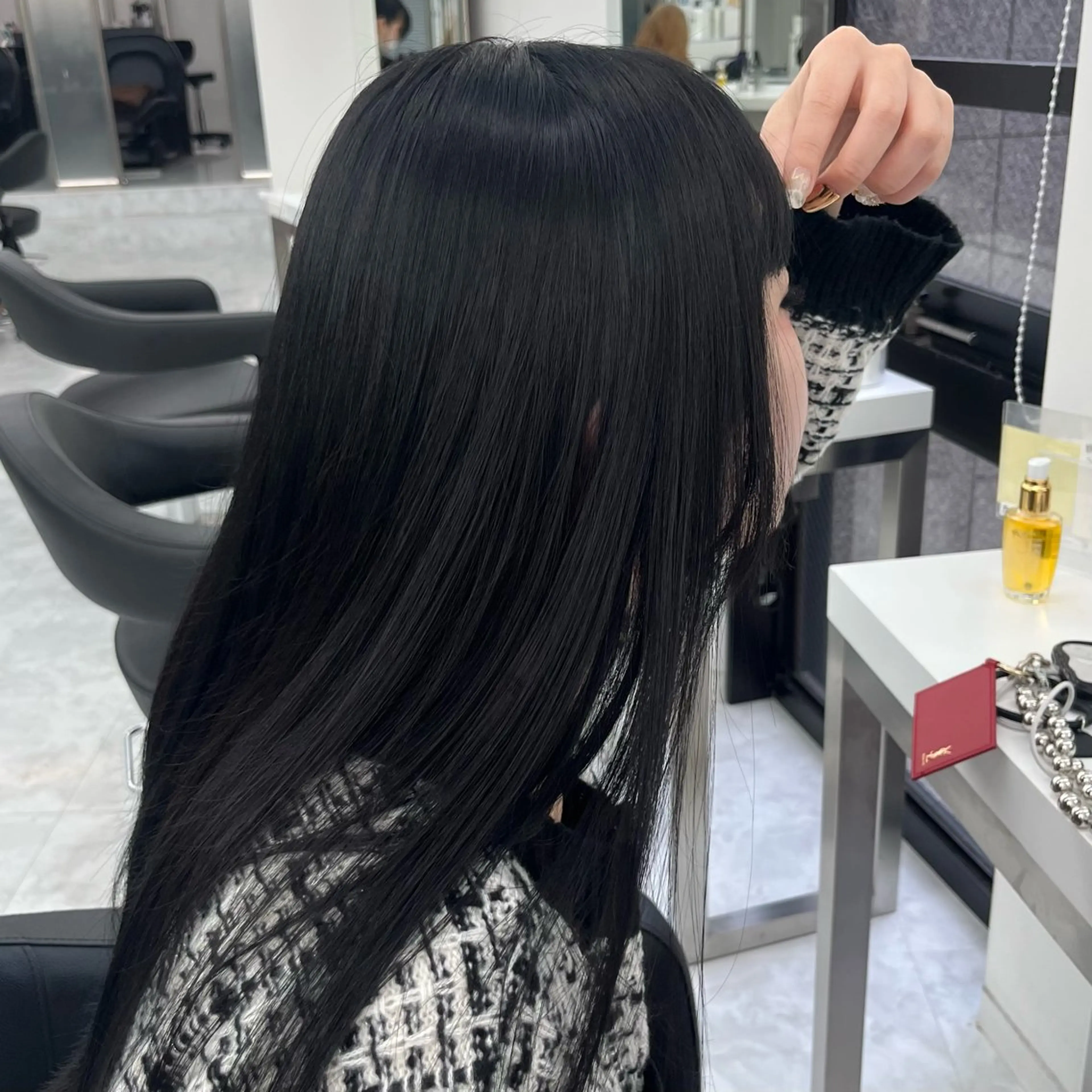 セミロング カラー 黒髪 ブリーチ ブルーカラー ブルーブラック ダークグレー ヘアカラー トリートメント ケアブリーチ/ 髪質改善/上質艶髪のヘアスタイル