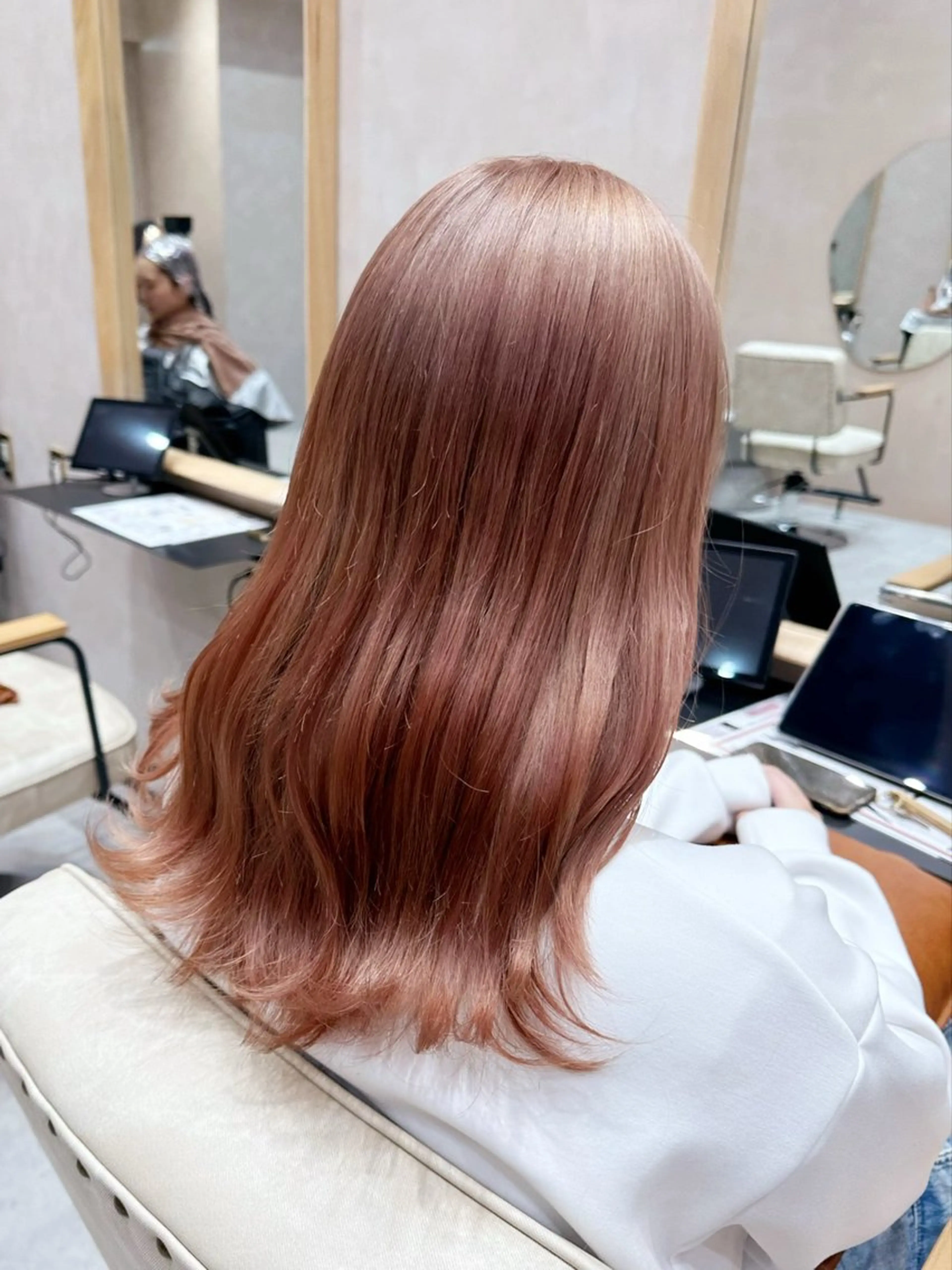 セミロング カラー ベージュカラー ブリーチ ピンクカラー ピンクベージュ 越後 遥/ 透明感カラー🪞🤍のヘアスタイル