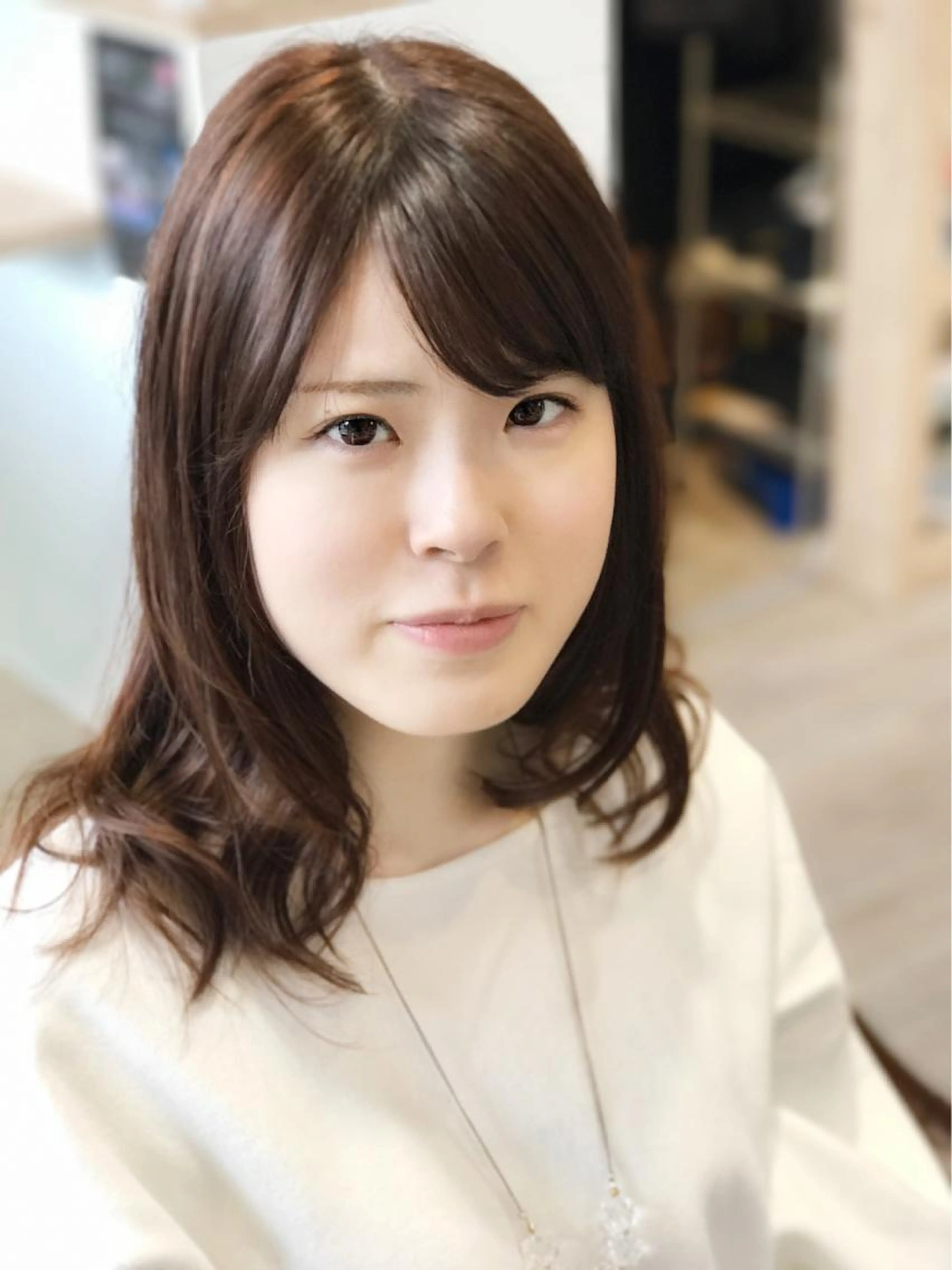 前髪カットと前髪パーマをかけて毎朝のセットを楽にしましょう。何もしなくても、前髪がふわっとなるので楽ですよの写真