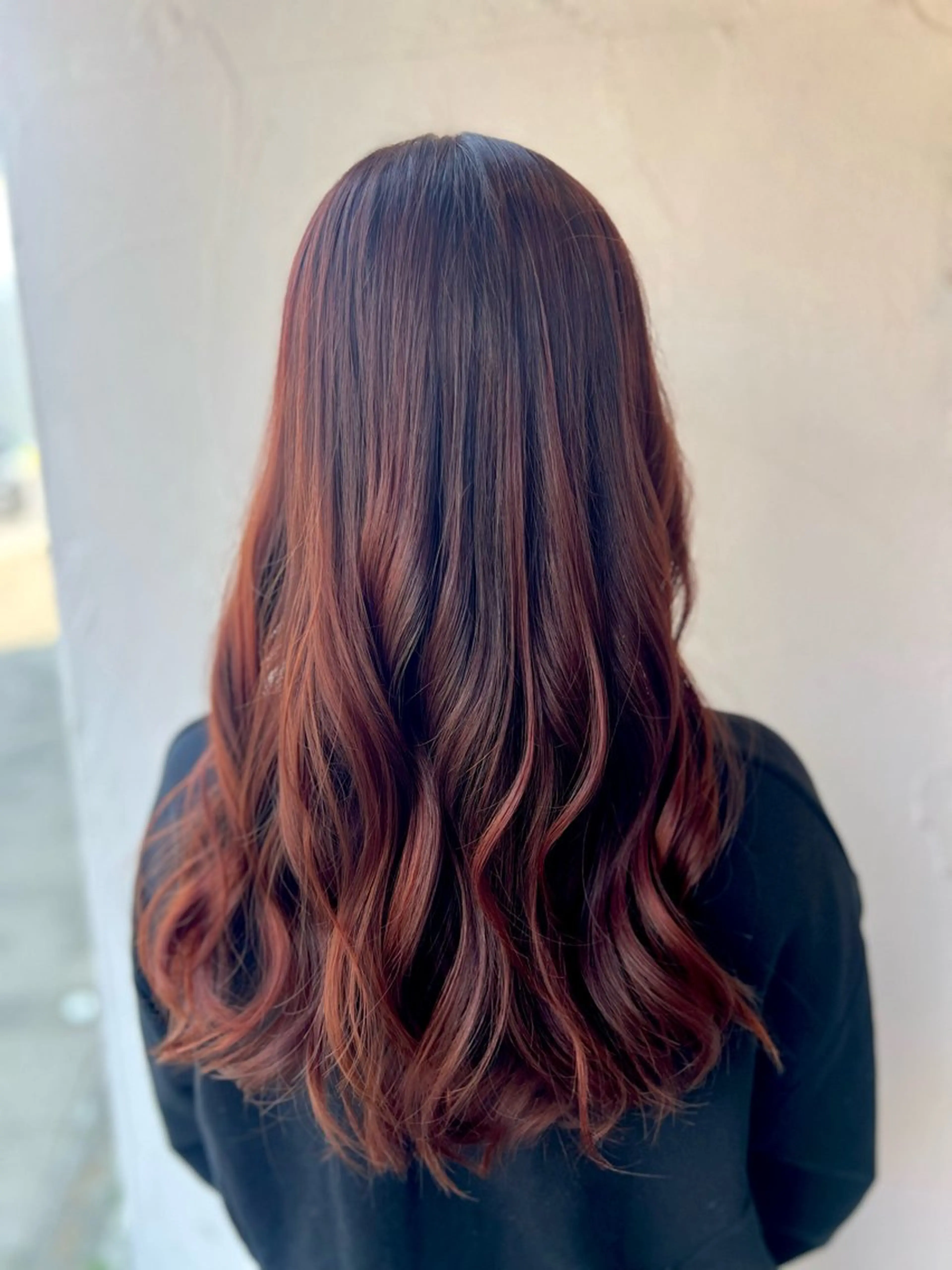 ロング レッドブラウン アトリエファゴ Yuineのヘアスタイル