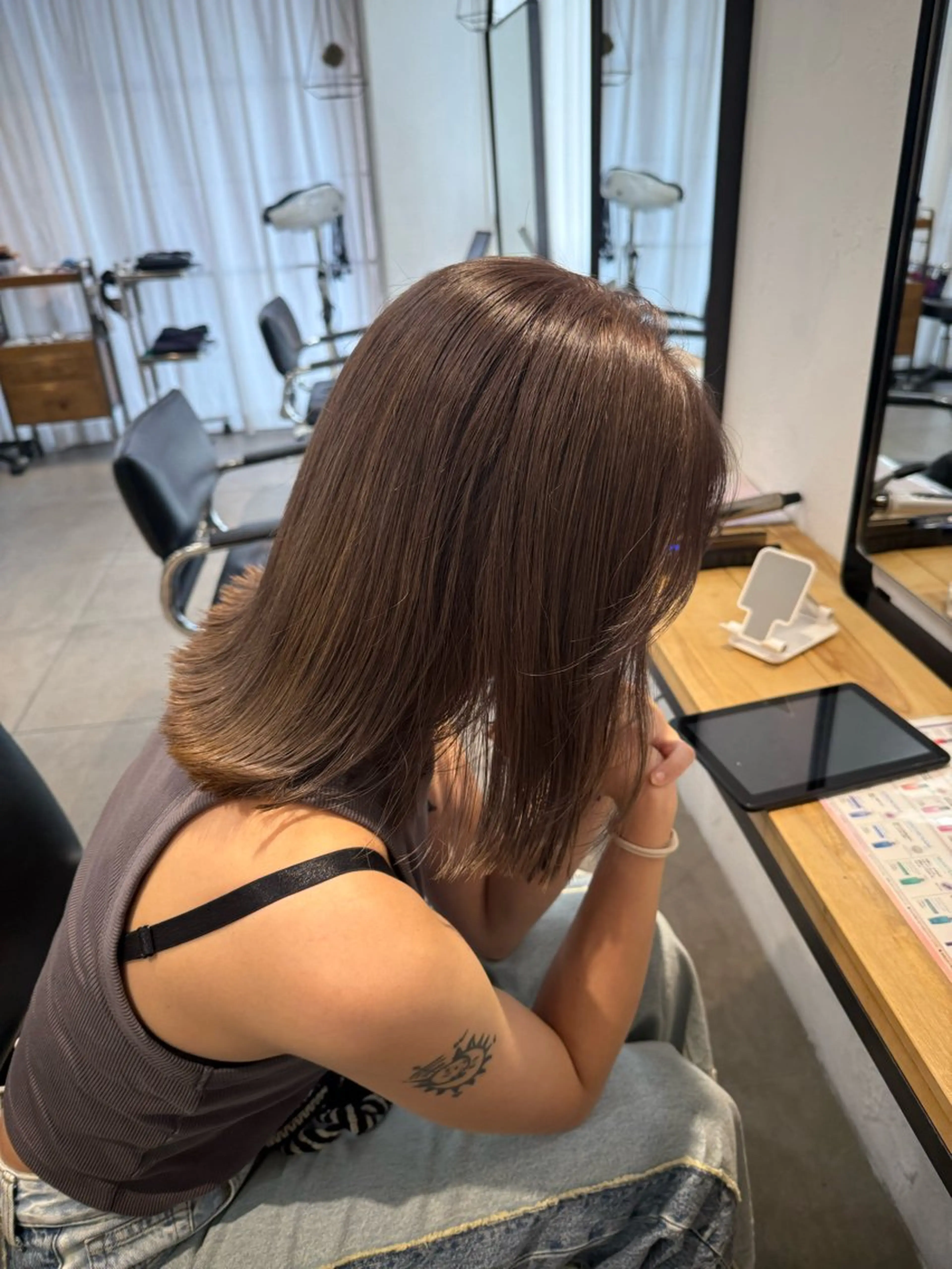 ミディアム カラー ミルクティー× グレージュMOMOのヘアスタイル