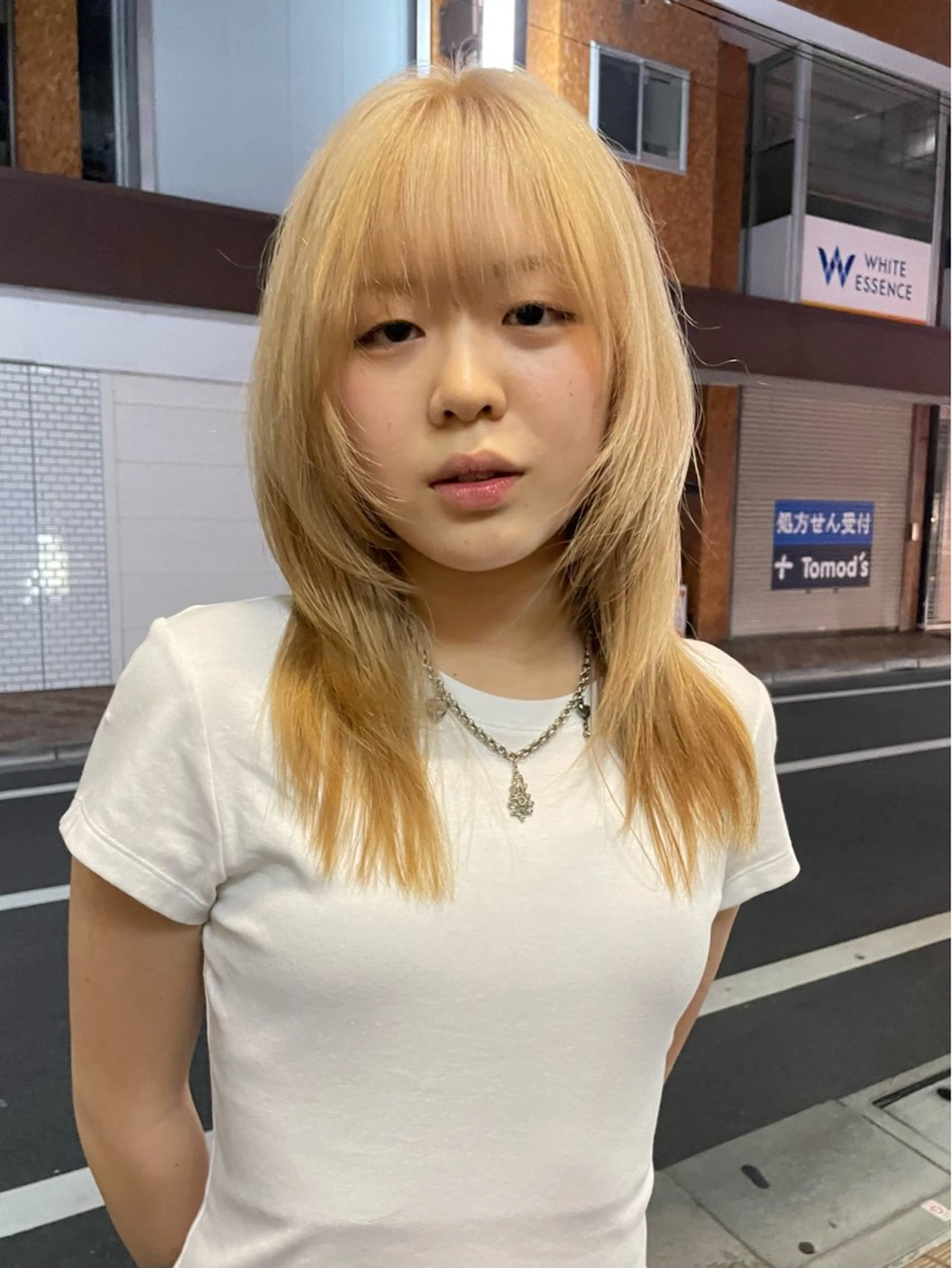 セミロング mio /ハイトーンのヘアスタイル