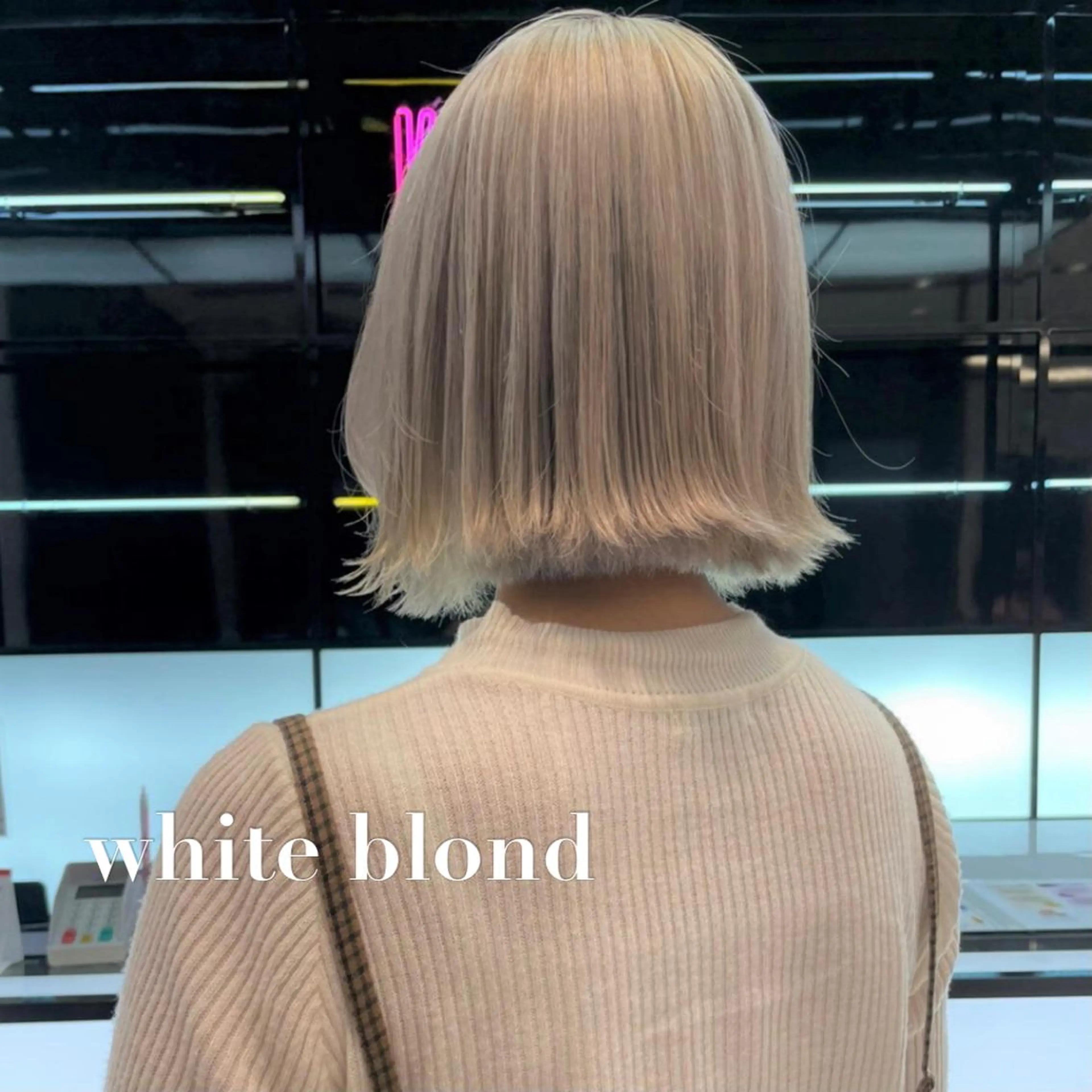 ミディアム カラー ブリーチ ブロンド ホワイトブロンド ヘアカラー 相川 愛実のヘアスタイル