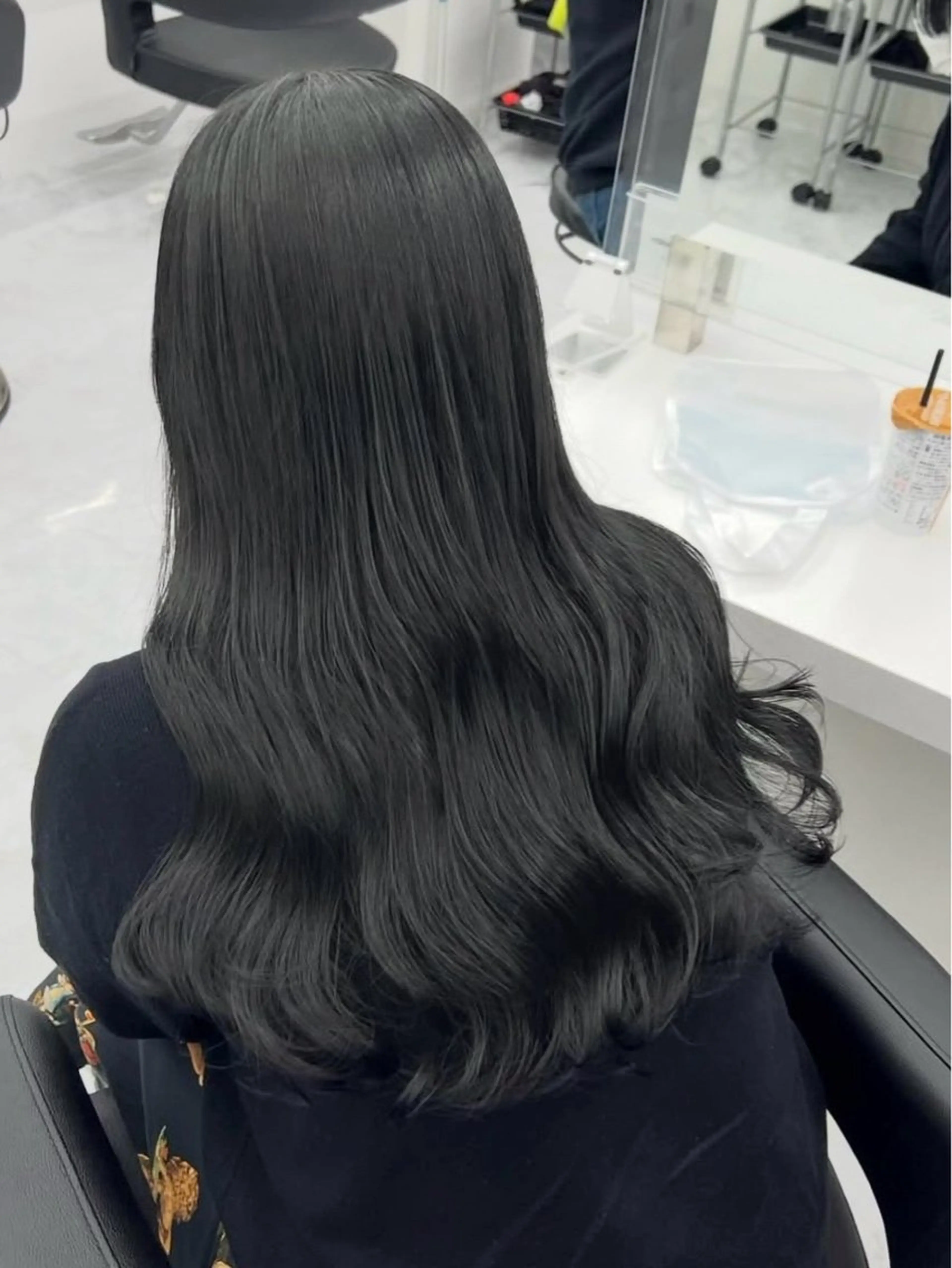 ロング カラー ブリーチ 透明感カラー ダークグレー ブリーチなしカラー 赤み消し韓国ヘア レイヤー縮毛🤍渡邉のヘアスタイル