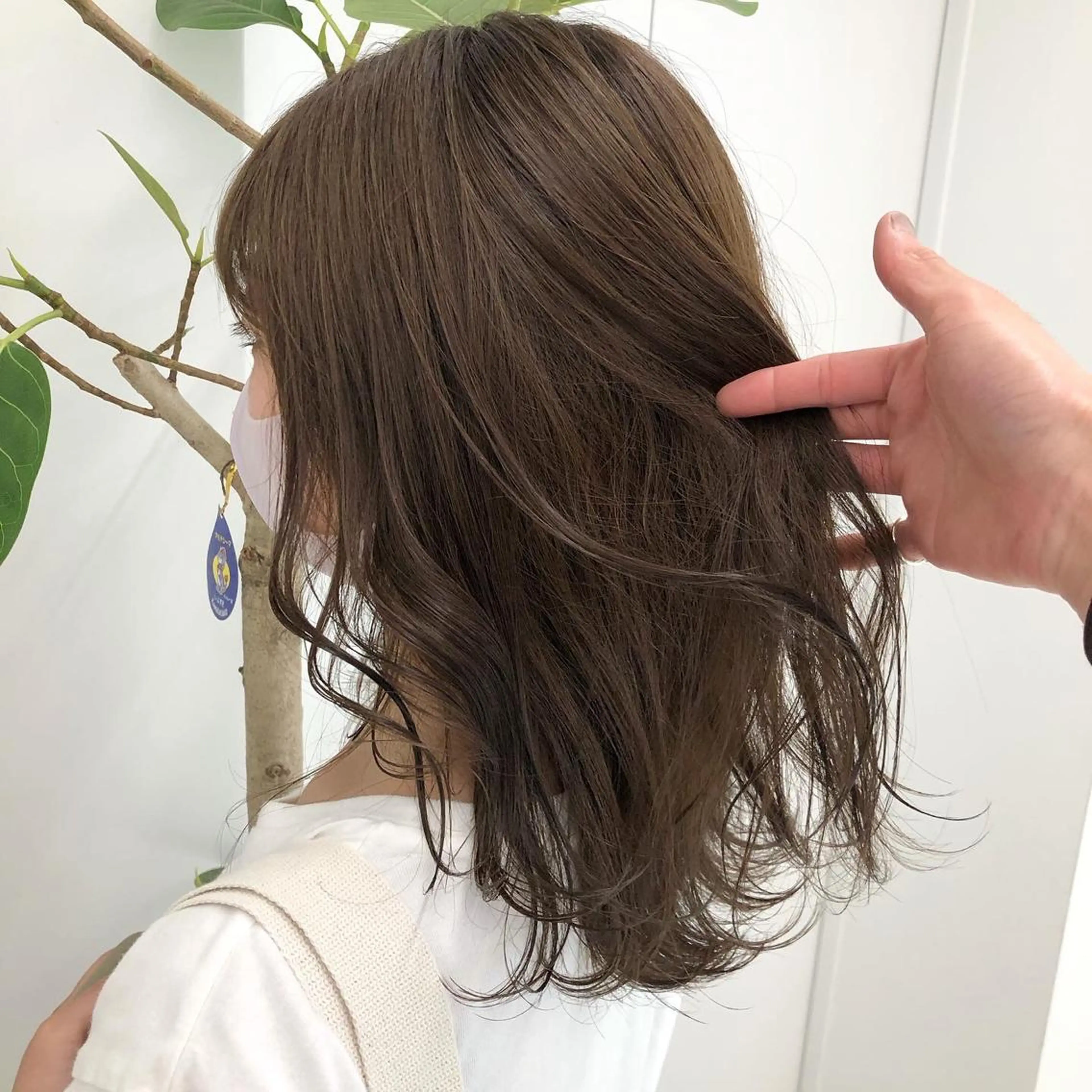 ミディアム カラー レイヤーカット 透明感カラーのヘアスタイル