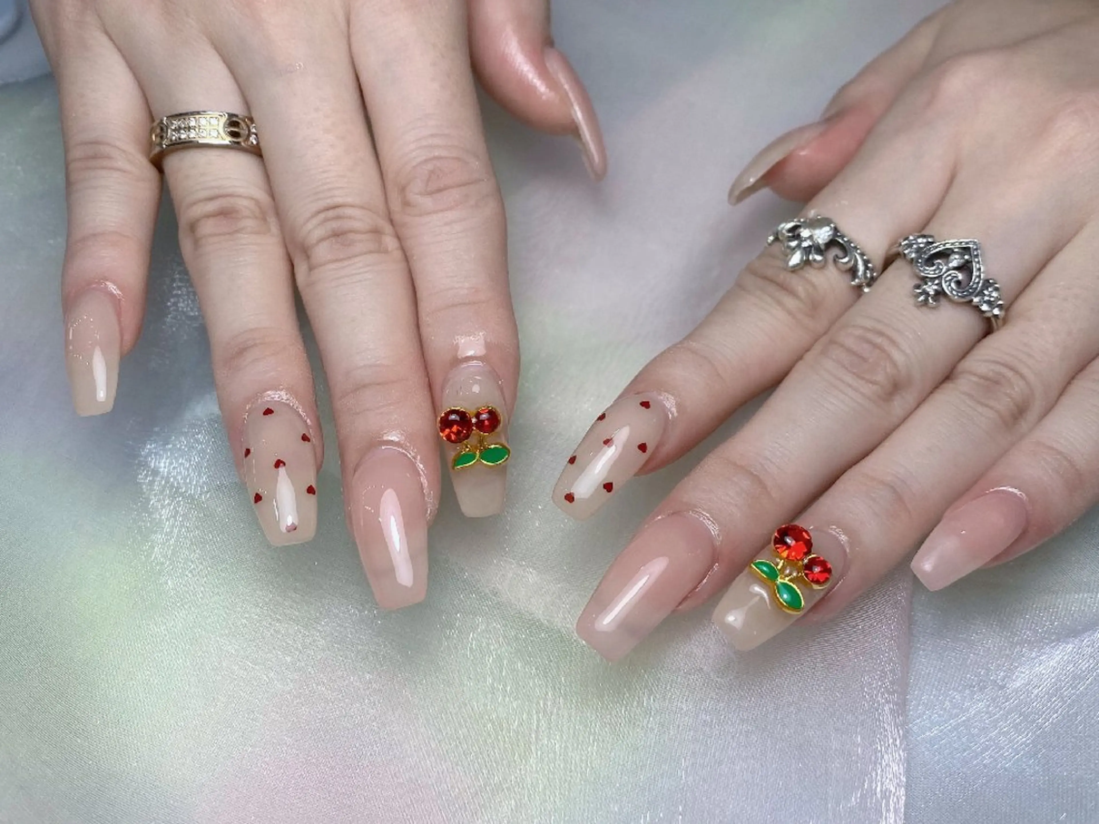 ネイル チークネイル フレンチネイル ジェルネイル ガーリー キラキラネイル ハンドネイル UM Nail Salonのネイルデザイン