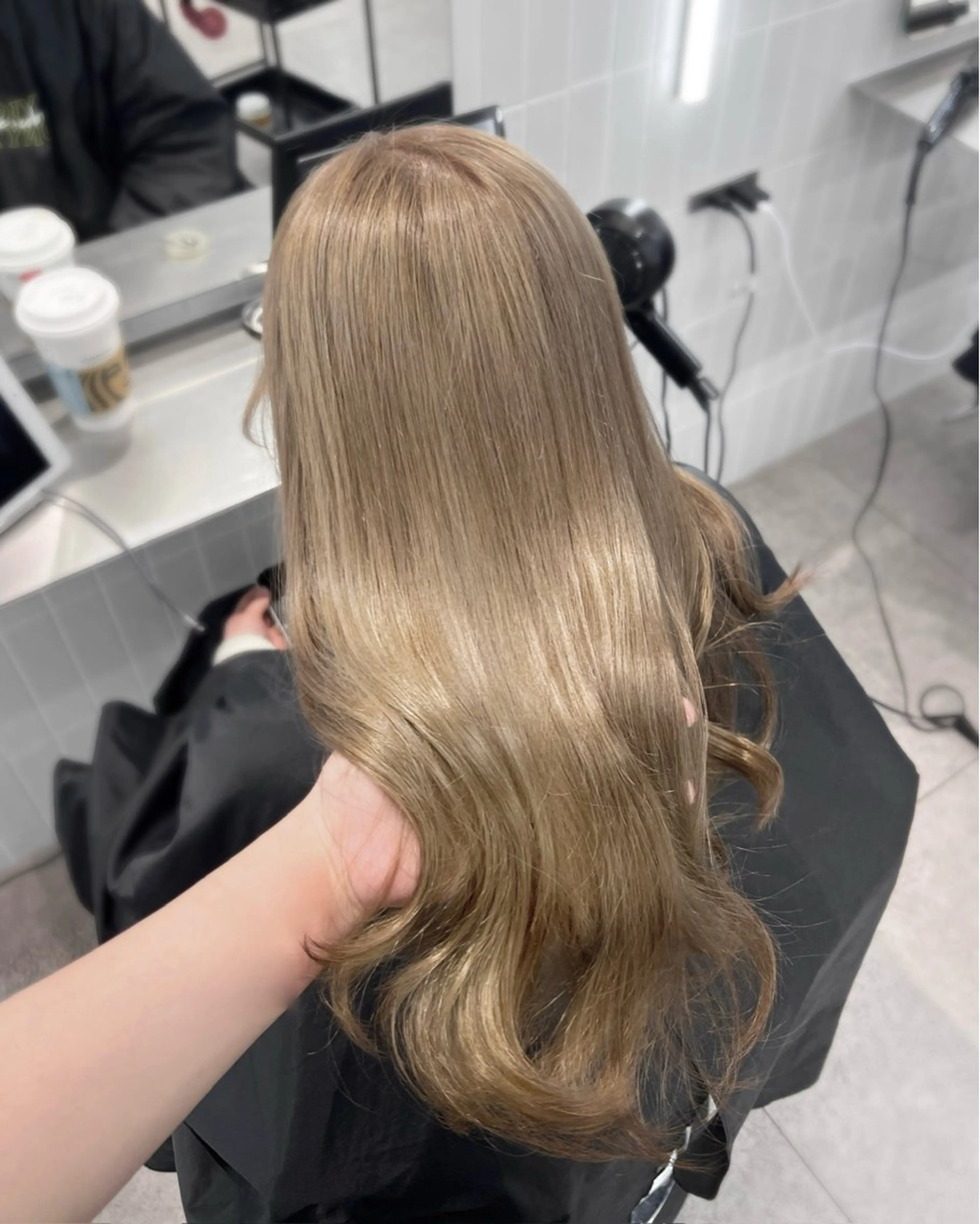 ロング ミルクティーベージュ オリーブグレージュのヘアスタイル