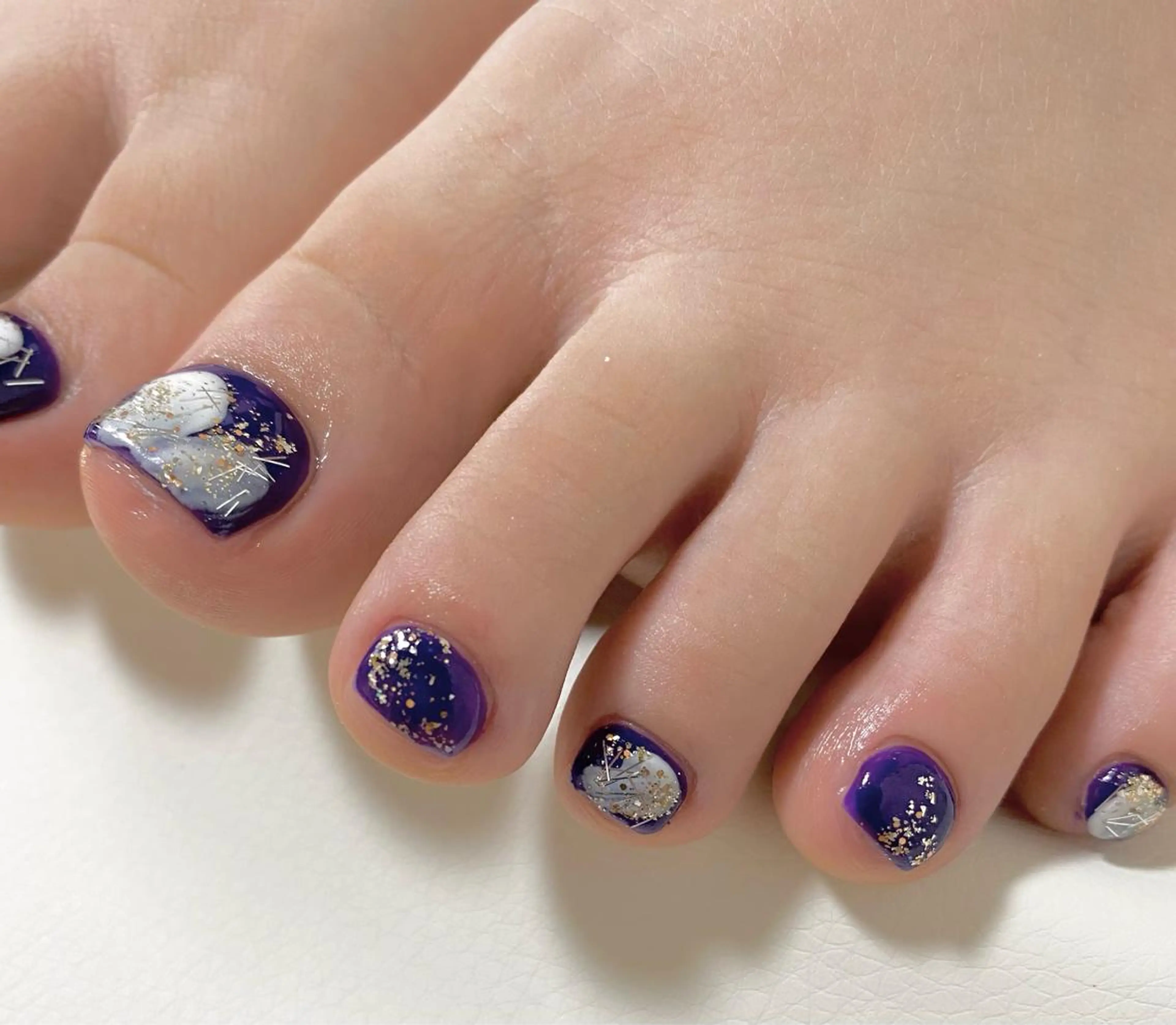 ショート ネイル パープルカラー パープル ホワイト フットネイル LUNE NAILのその他イメージ