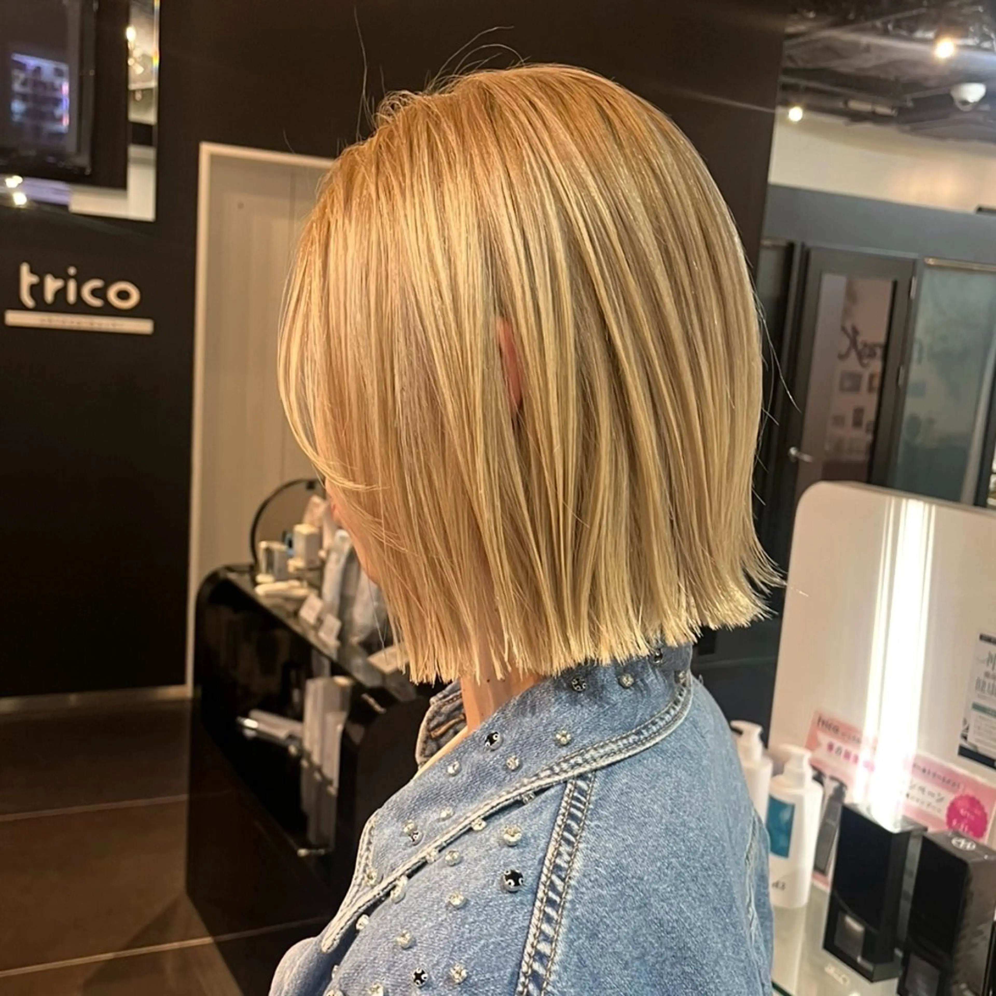 ショート カラー ブロンド ボブ trico心斎橋 ナツミのヘアスタイル