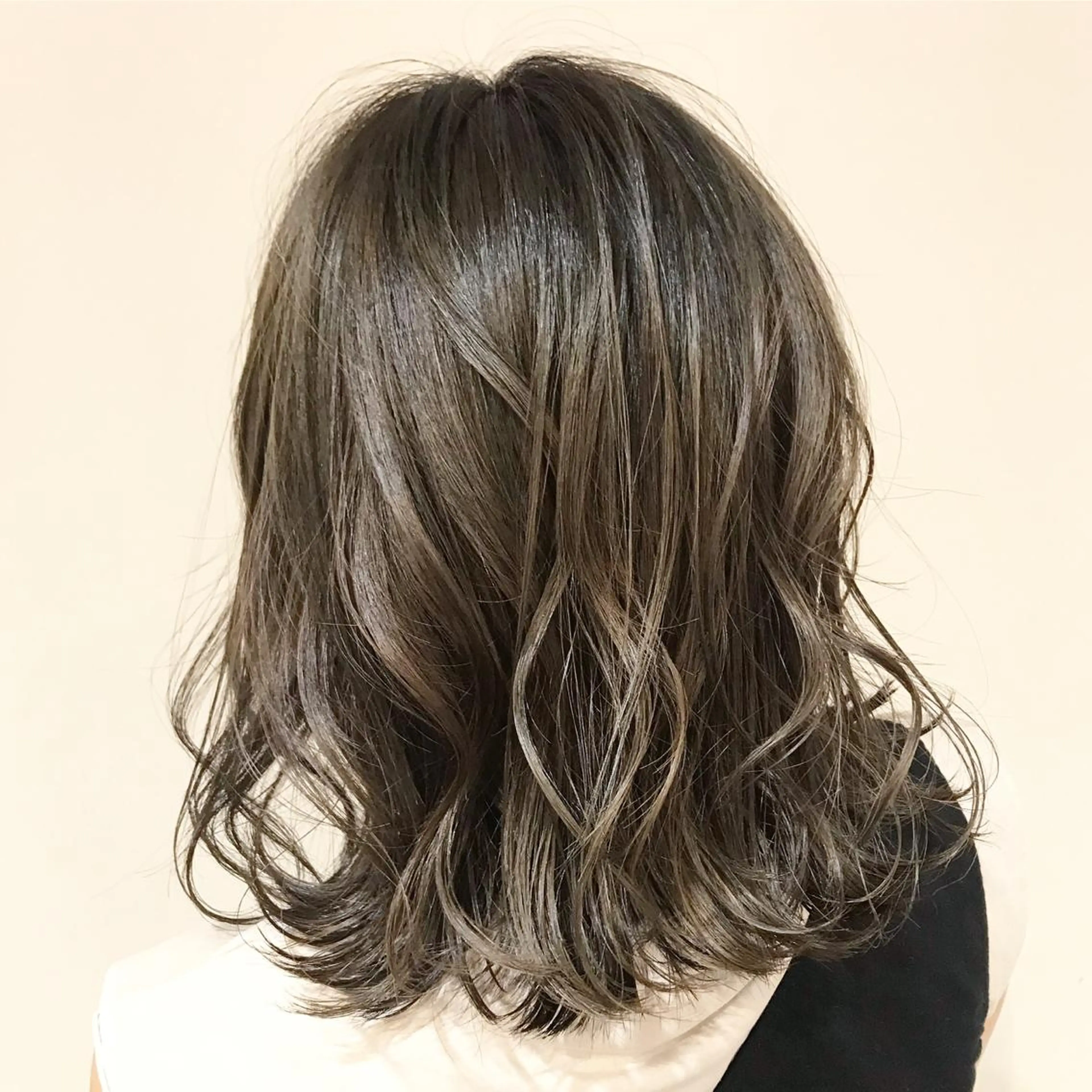 ショート カラー アッシュ アッシュグレー アッシュグレージュ バレイヤージュ ベージュカラー 髪質改善カラー韓国風 レイヤーtudaのヘアスタイル