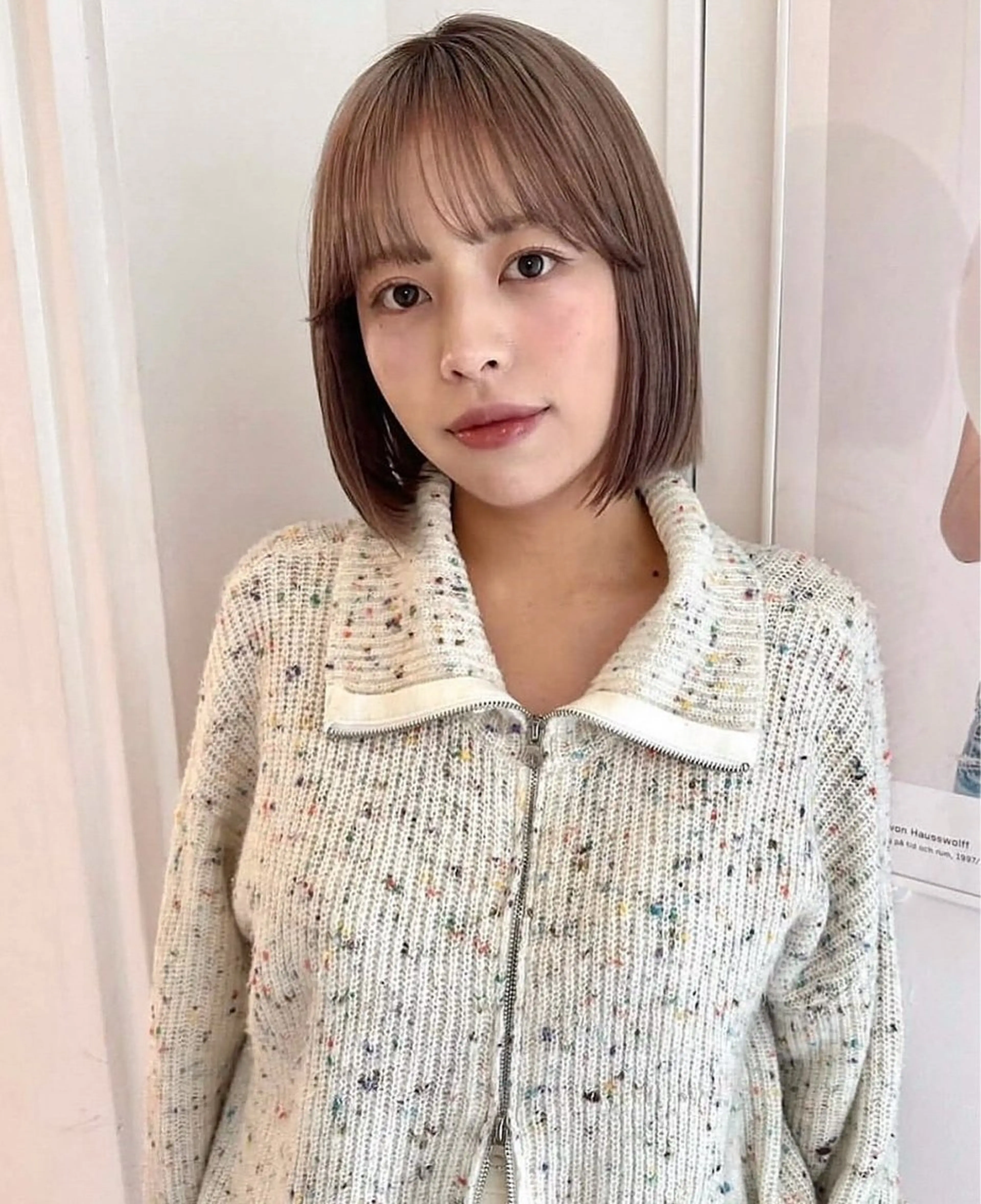 ミディアム カラー ベージュカラー ブリーチ ミルクティーベージュ 磯　亜由香🌼 ブリーチ/ボブカットのヘアスタイル