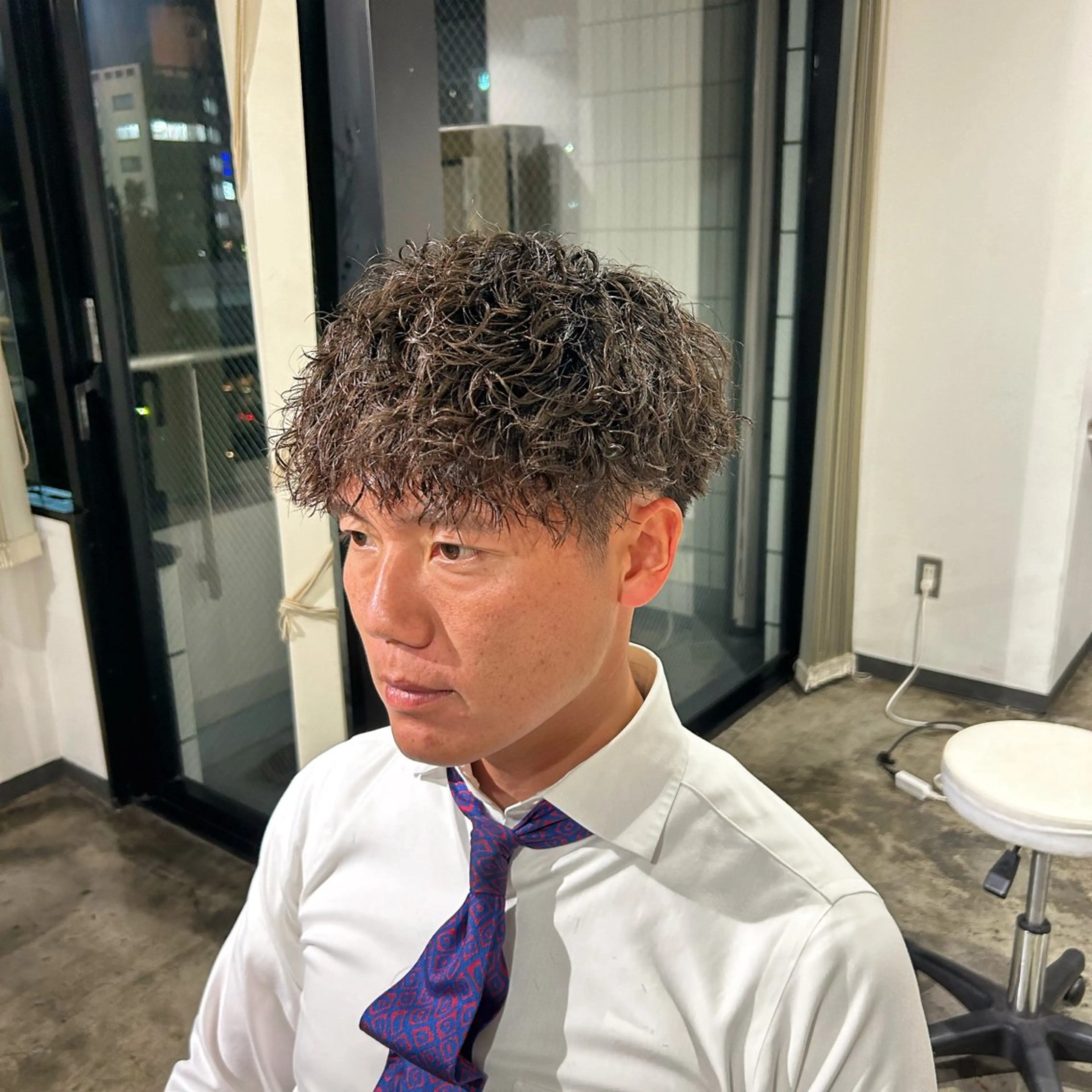 ショート パーマ メンズ センターパート ダウンパーマ カルマパーマ メンズ韓国風 マッシュ カット 名駅/フェザーパーマ 韓国ヘア/森岡のヘアスタイル