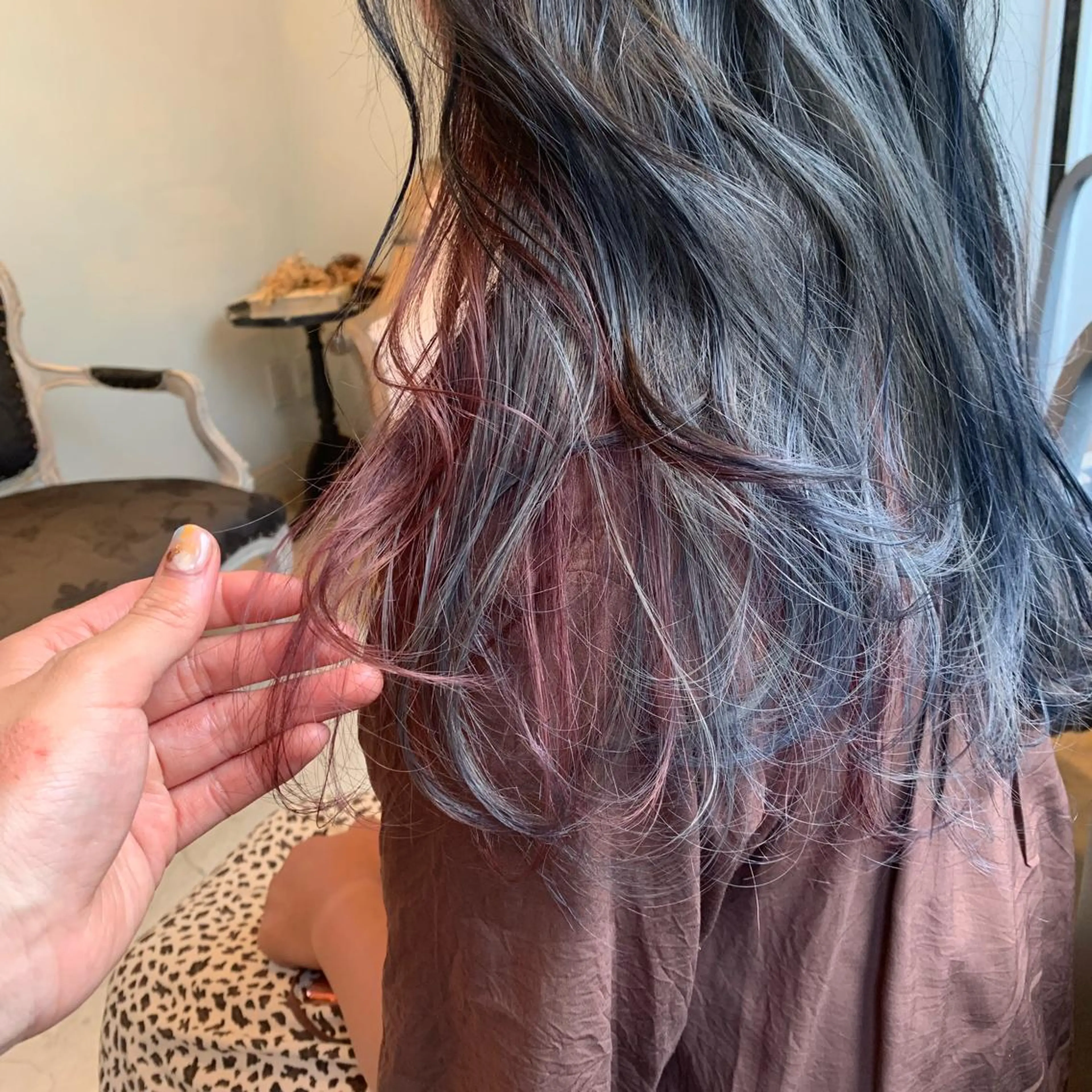 ロング カラー SAKINO． ベージュカラーのヘアスタイル