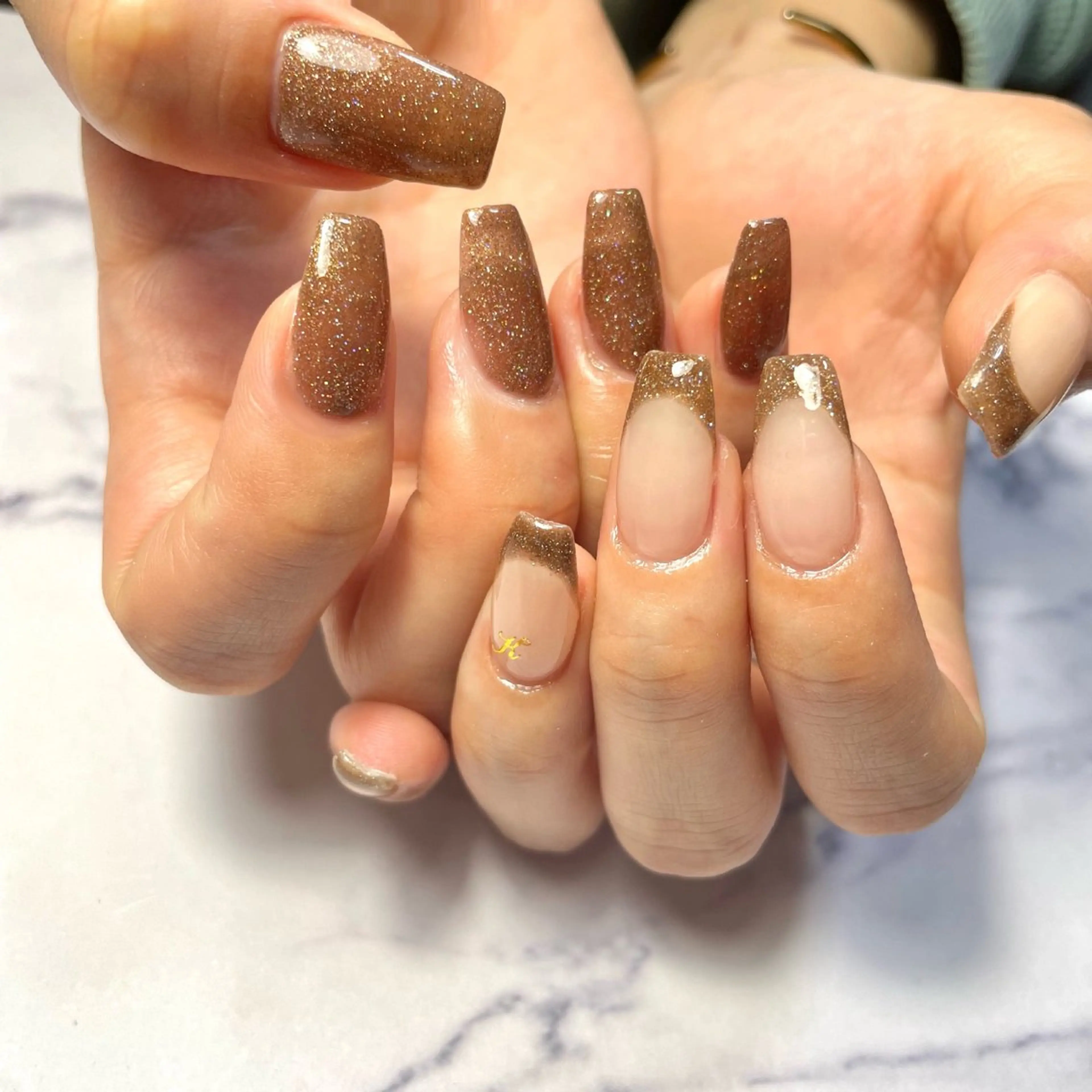 ネイル ブラウン フラッシュネイル フレンチネイル ラメ(グリッター) 持ち込み ハンドネイル Oracion Nailのネイルデザイン