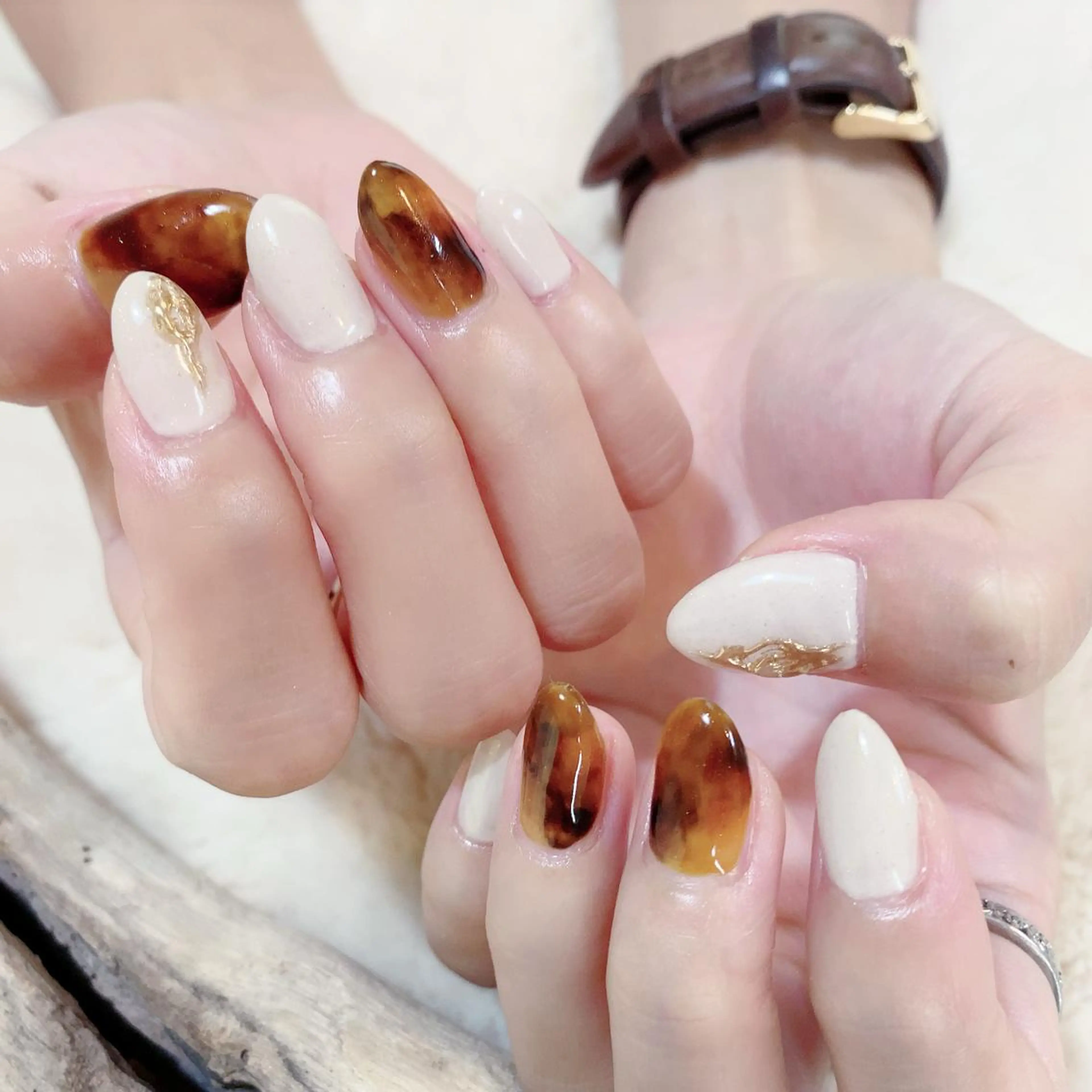 ネイル べっ甲ネイル ラメ(グリッター) ワンカラーネイル ホワイト YAS 青柳 安代のネイルデザイン