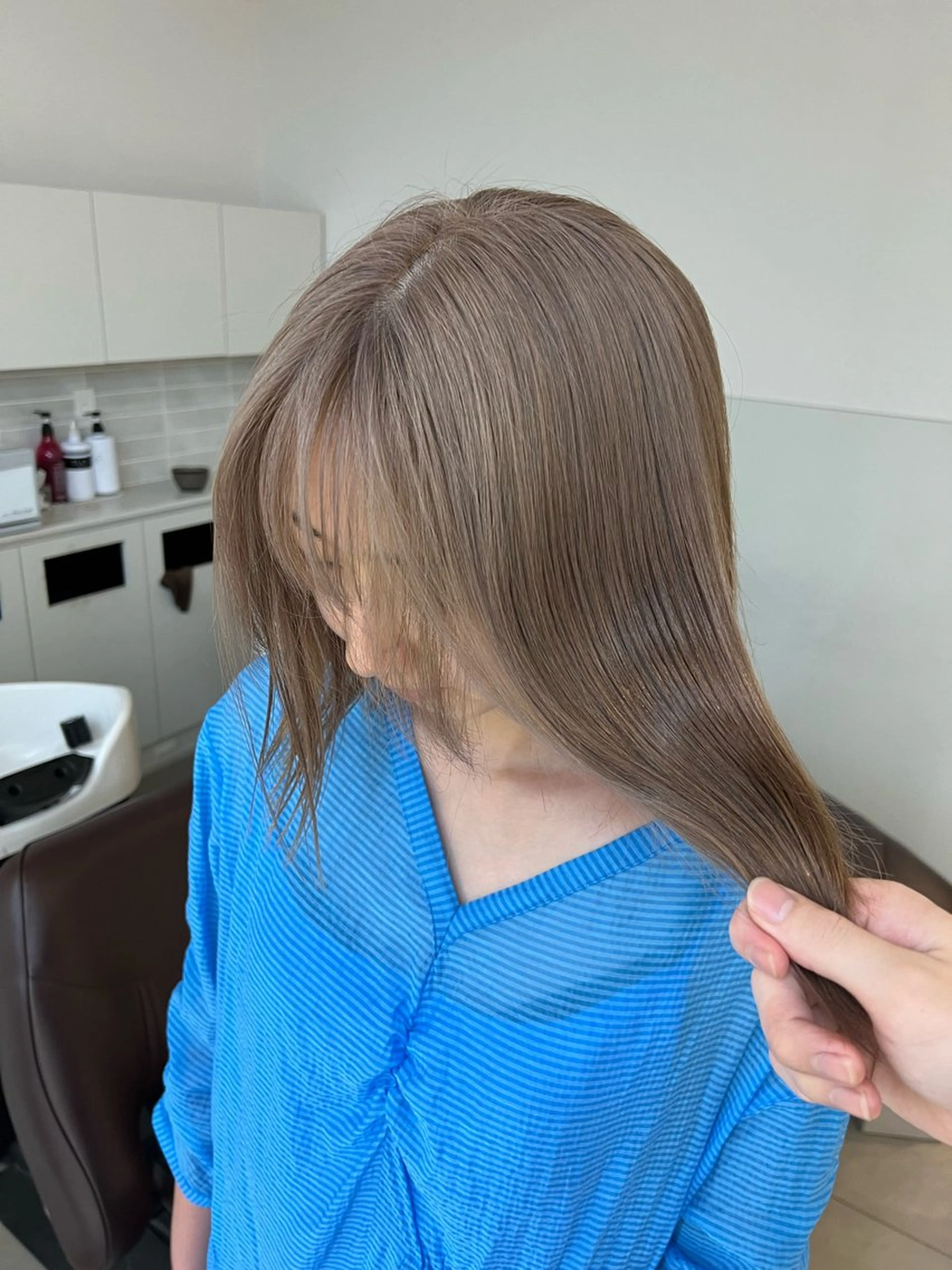 ミディアム カラー ブリーチ ブロンド ケアブリーチ 透明感カラー ダブルカラー レイヤー専門家 ダブルカラー修のヘアスタイル