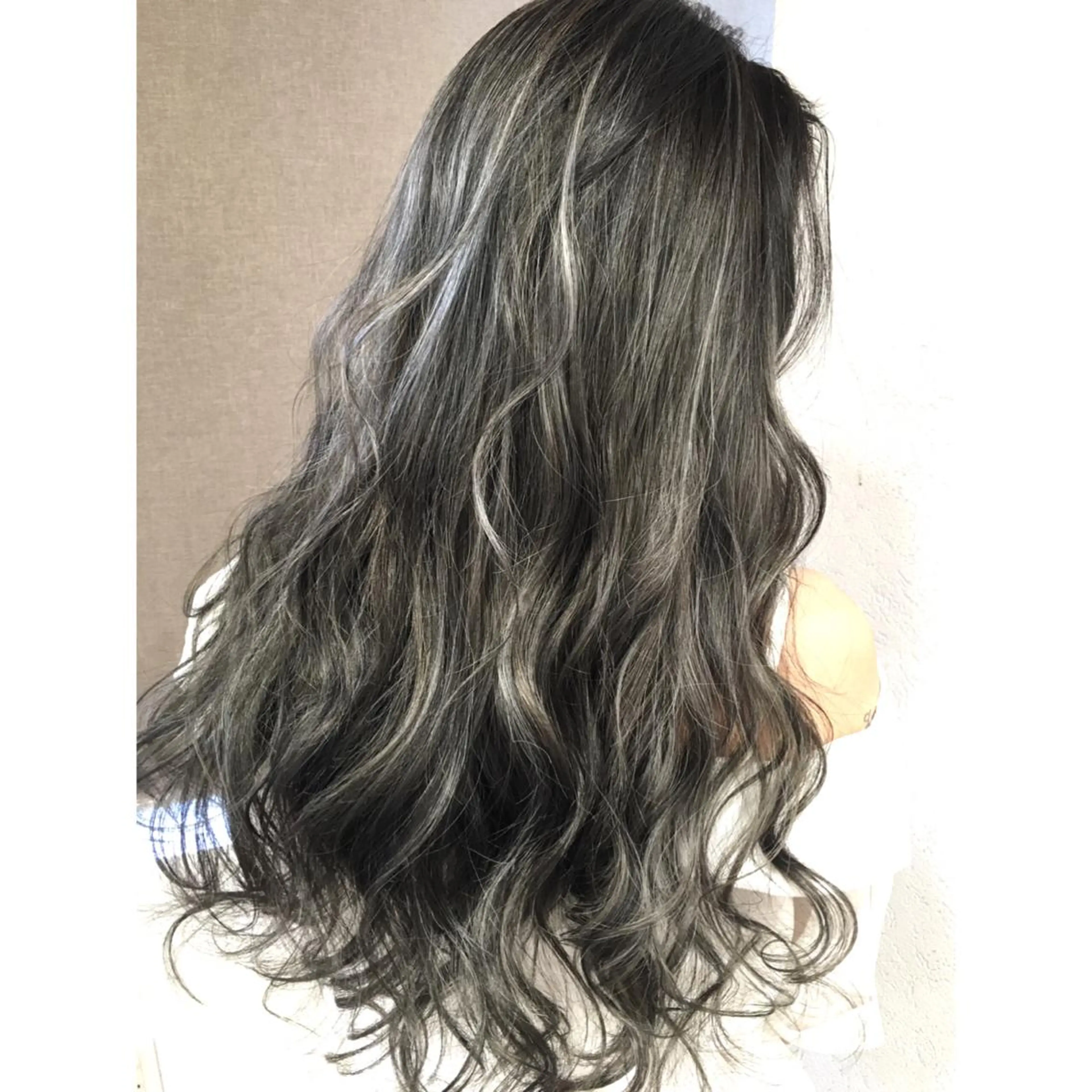 ロング カラー ハイライトカラー シルバー 3Dハイライト ハイライト ヘアカラー トリートメント 井上 一平のヘアスタイル