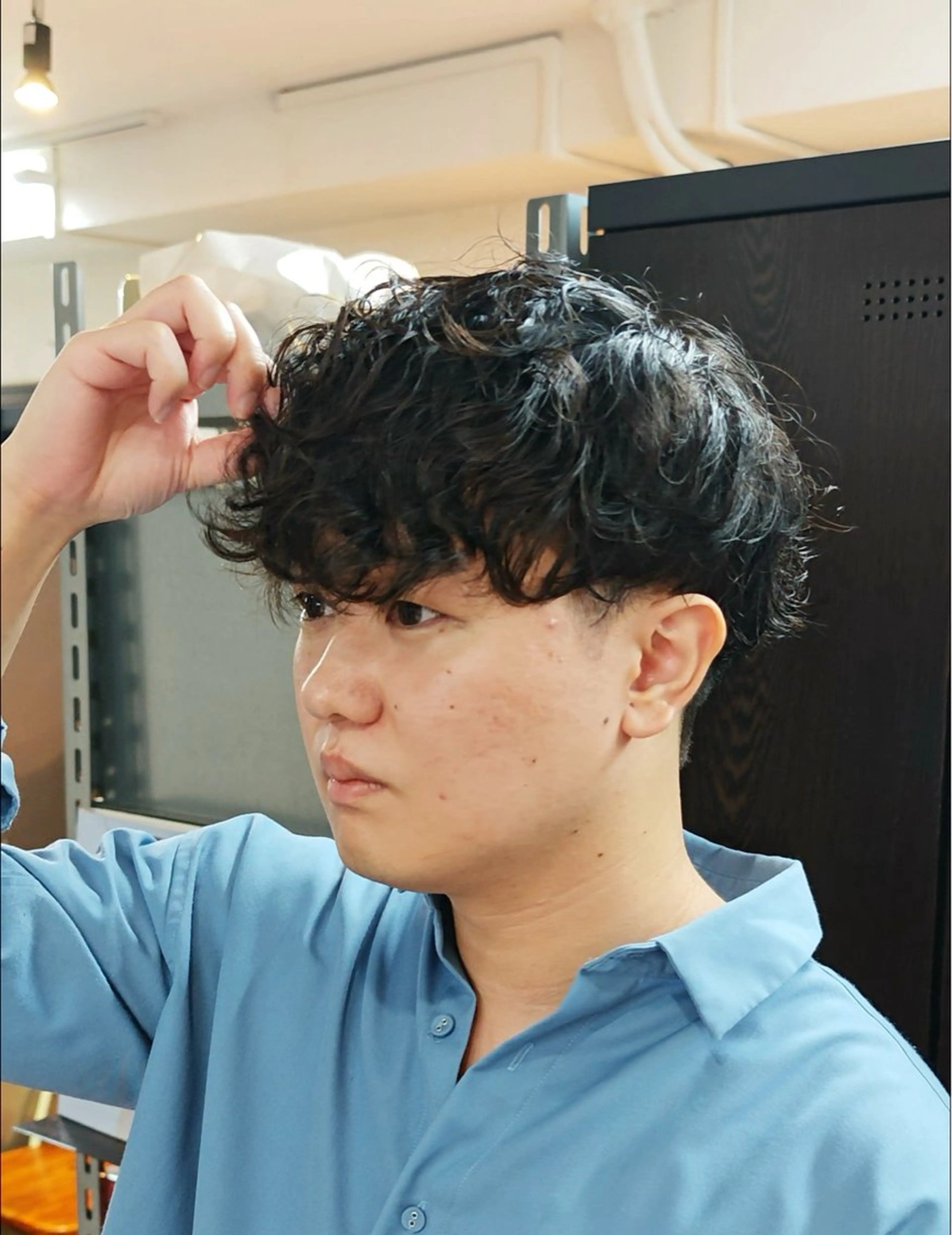 ミディアム パーマ メンズ ミディアムパーマ メンズブリーチ フェザーパーマ メンズハイライト メンズパーマ カット パーマ お悩み解決カット& パーマ。お任せ下さいのヘアスタイル