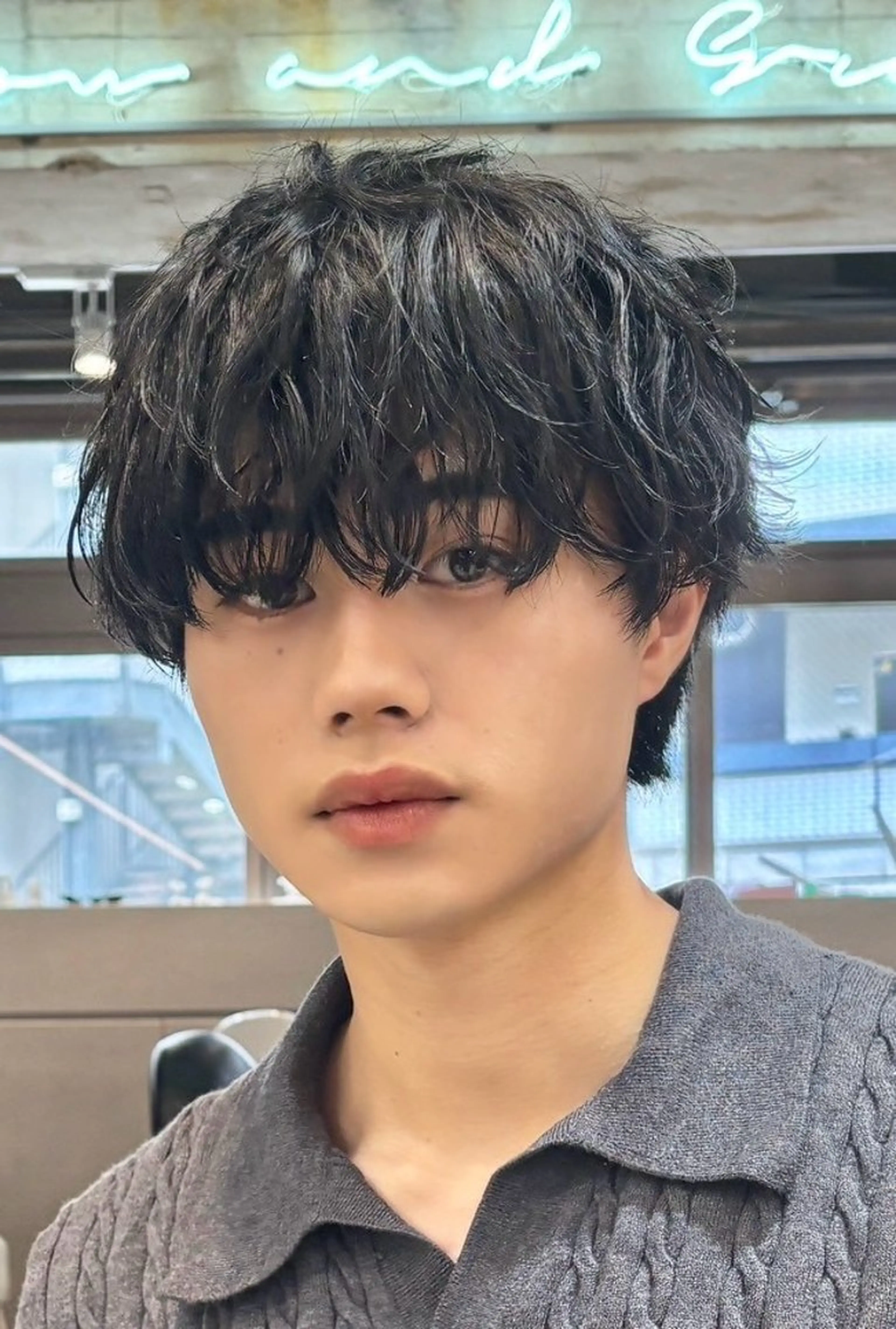 パーマ メンズ センターパート フェザーパーマ メンズ韓国風 メンズパーマ 大宮レイヤーカット ハッシュ　柏崎颯刀のヘアスタイル