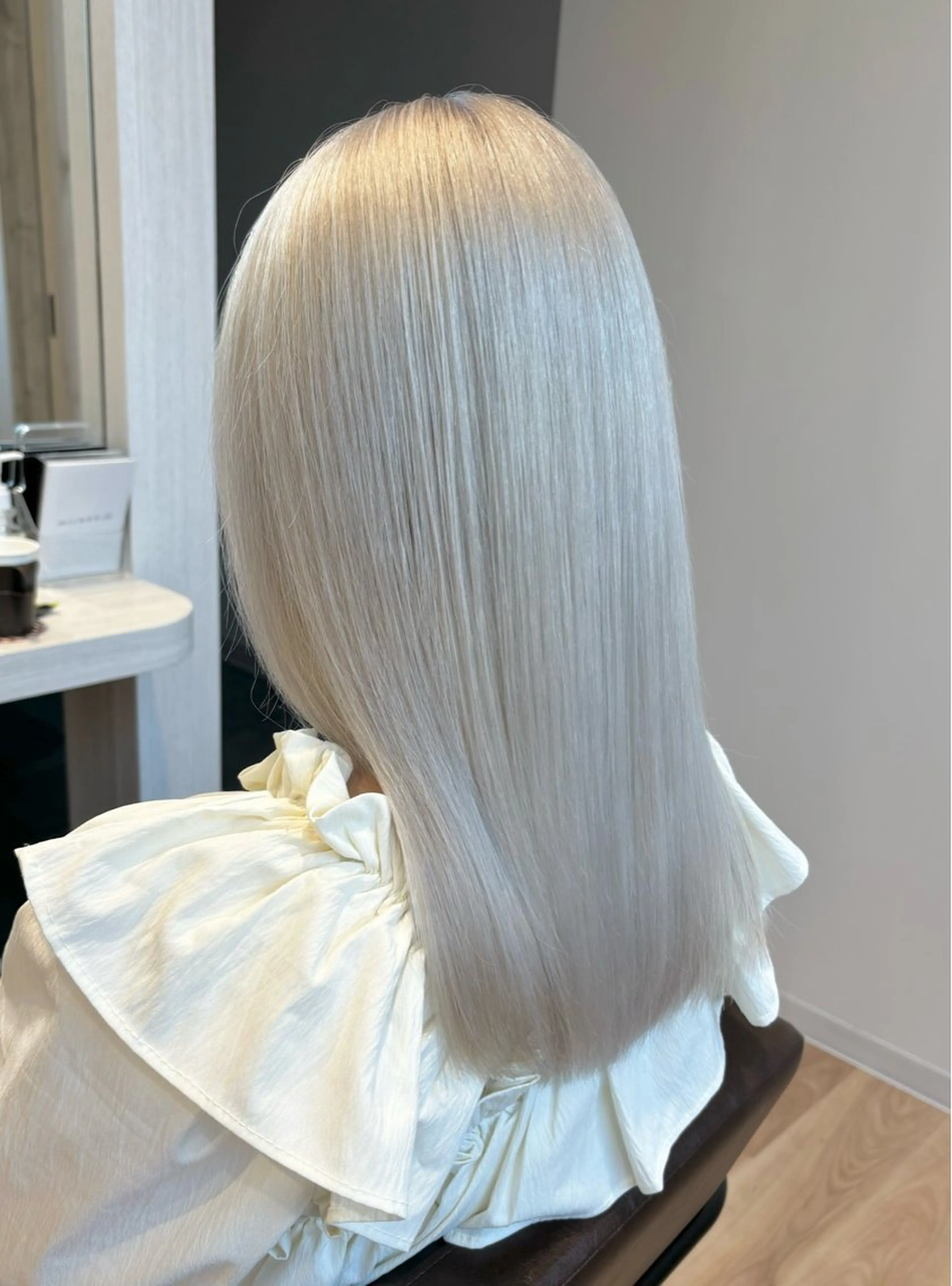 ミディアム カラー ベージュカラー ブリーチ 透明感カラー ホワイトベージュ ヘアカラー トリートメント 【艶カラー】 STYLE 和泉俊希のヘアスタイル