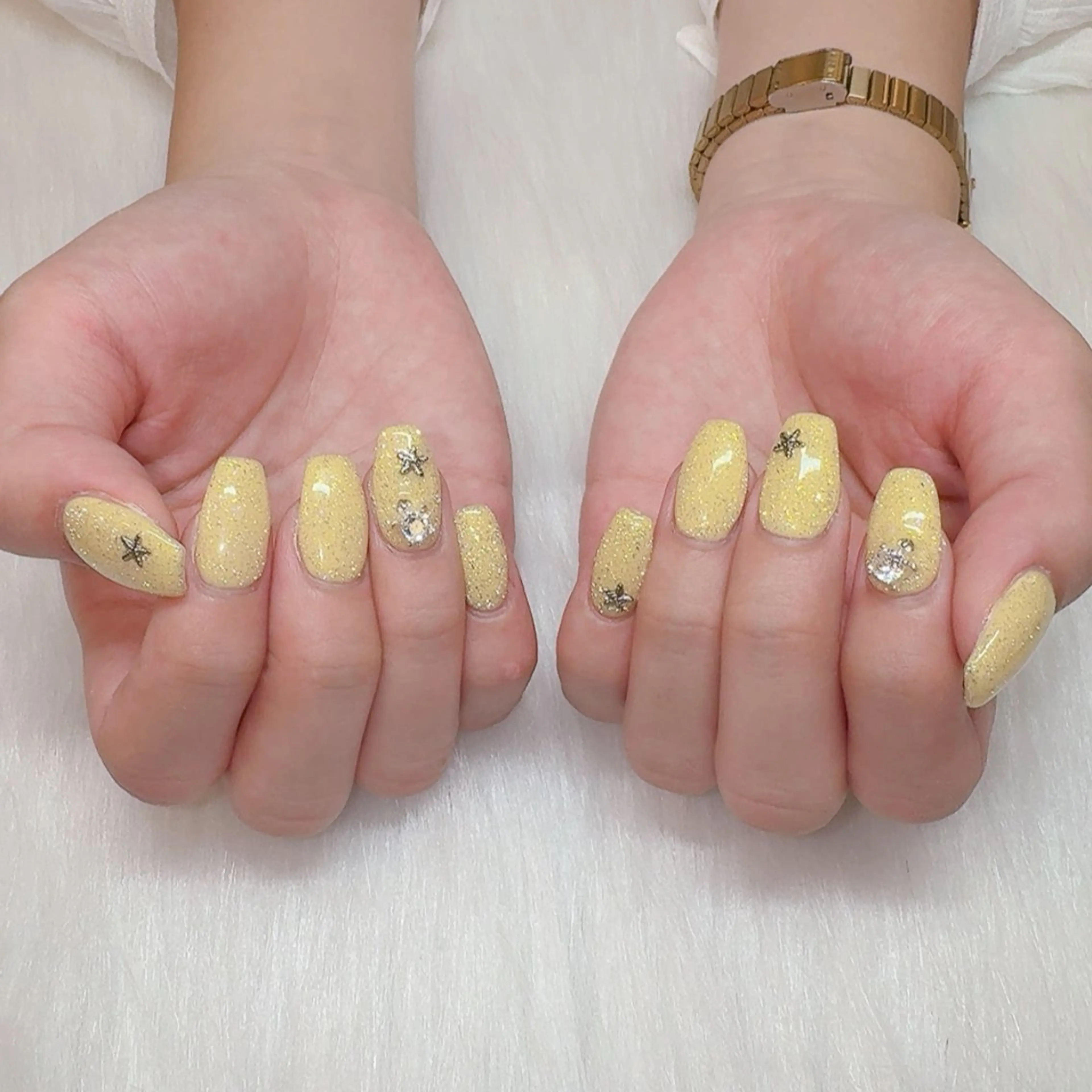 ネイル クリアネイル フラッシュネイル キラキラネイル 黄色 ハンドネイル ラクロレ ニナ🎀 中野駅徒歩5分🐾のネイルデザイン