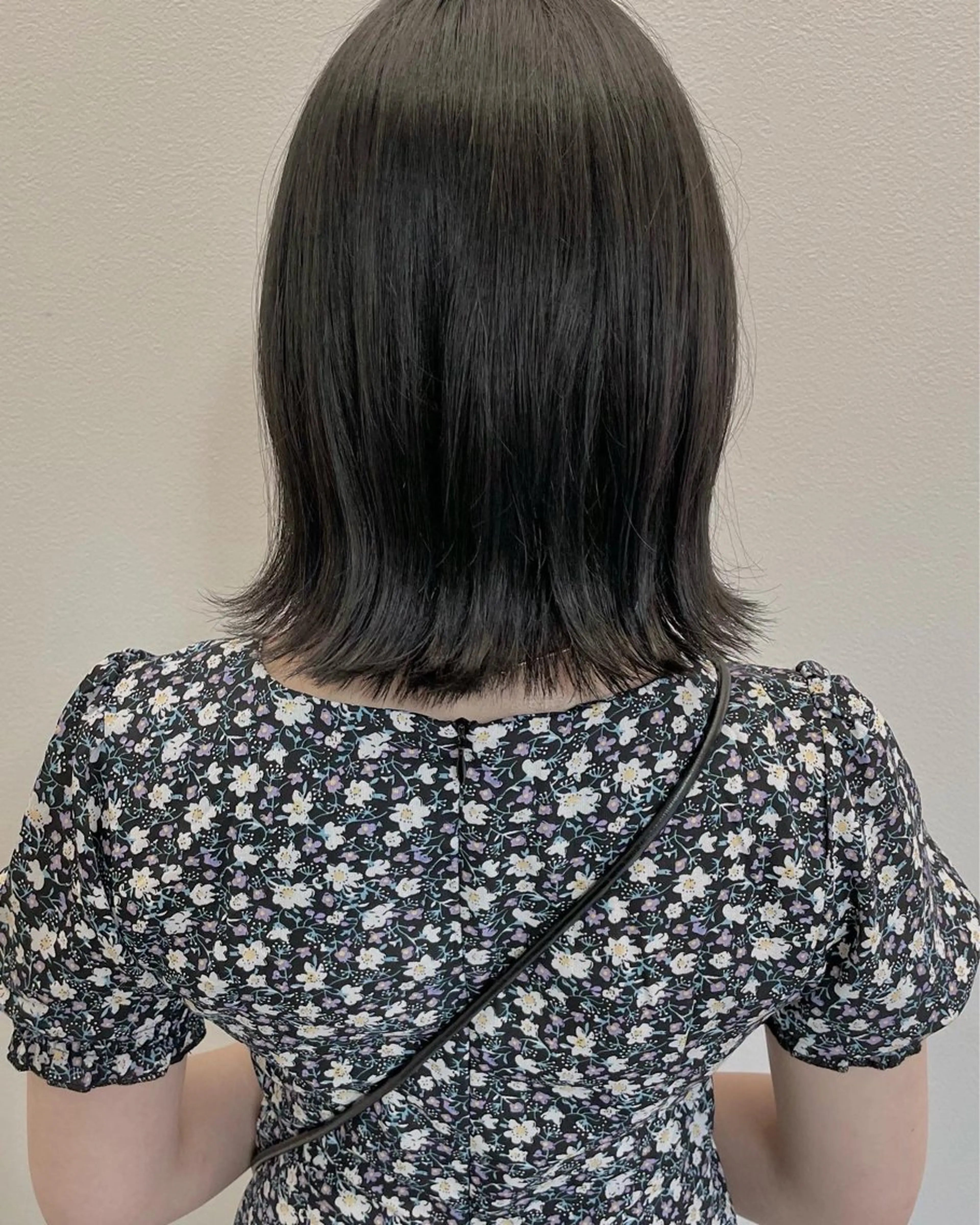 ショート カラー ブルーカラー 透明感カラー デザインカラー イヤリングカラー グレージュ 佐々木 達也のヘアスタイル