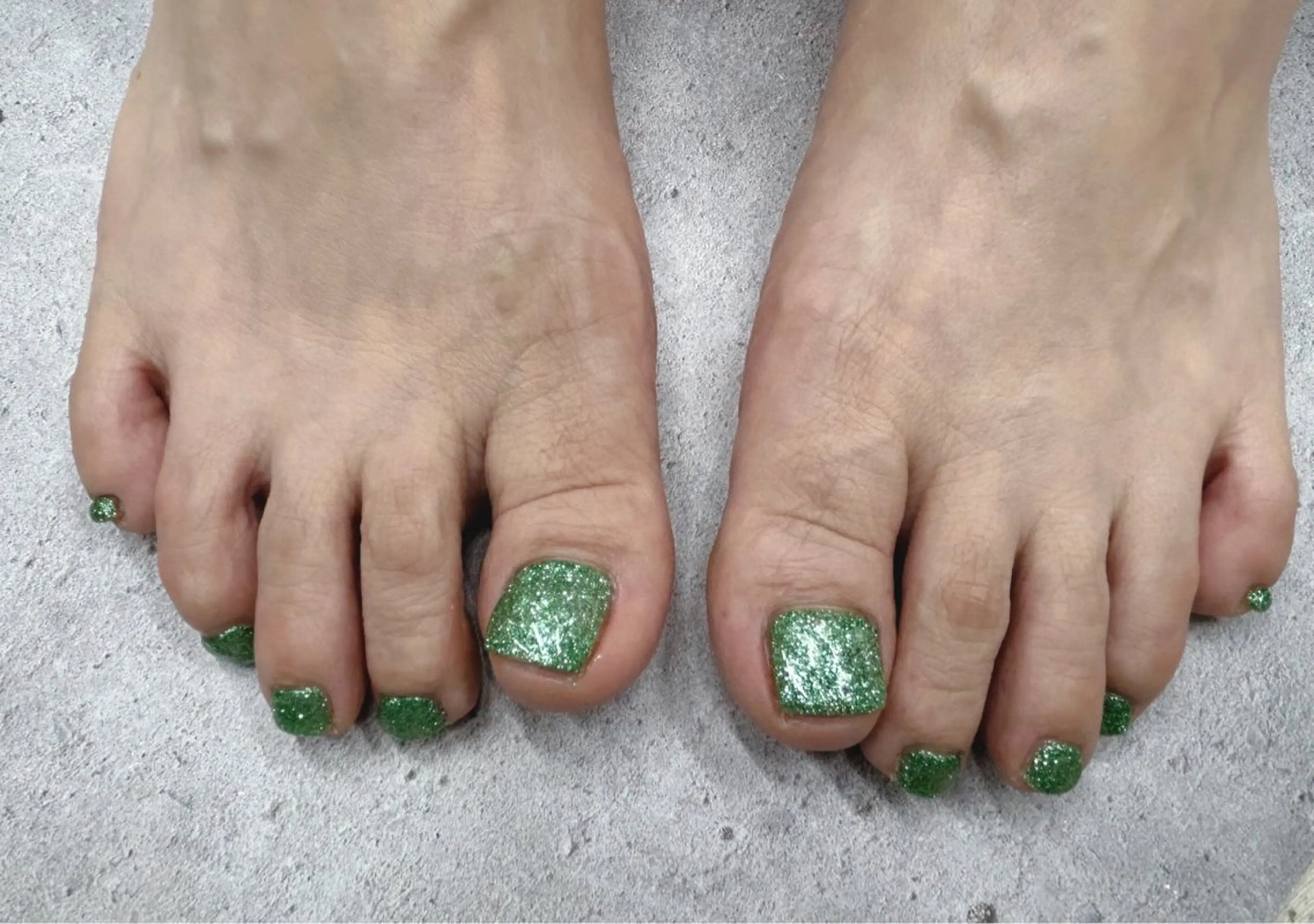 ネイル グリーン ラメ(グリッター) フットネイル agré ネイルサロン　アグレのネイルデザイン