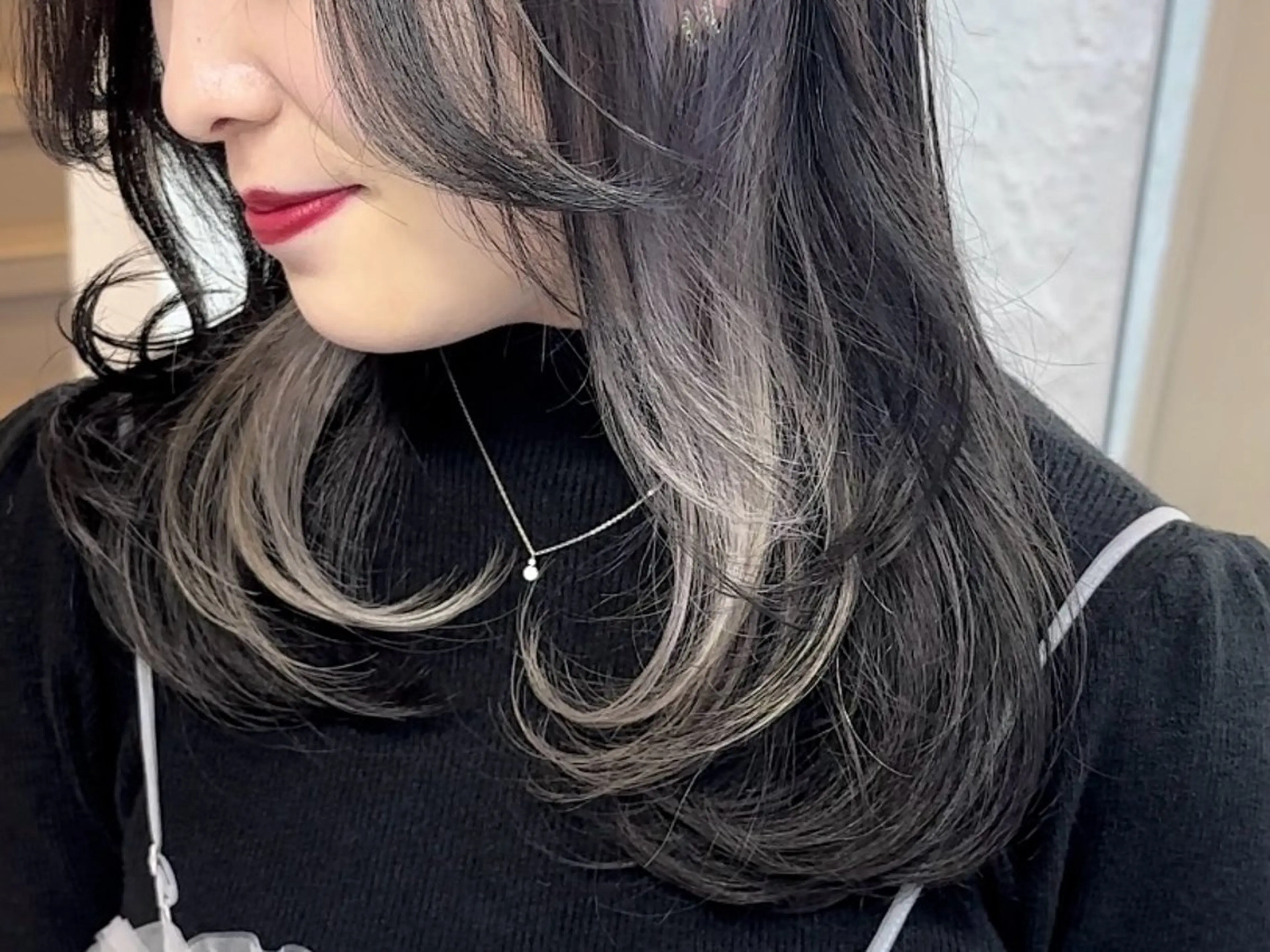 セミロング カラー インナーカラー シルバー ホワイトシルバー レイヤーカット カット ヘアカラー トリートメント インナーカラー/レイ ヤーカット♡/マキシのヘアスタイル