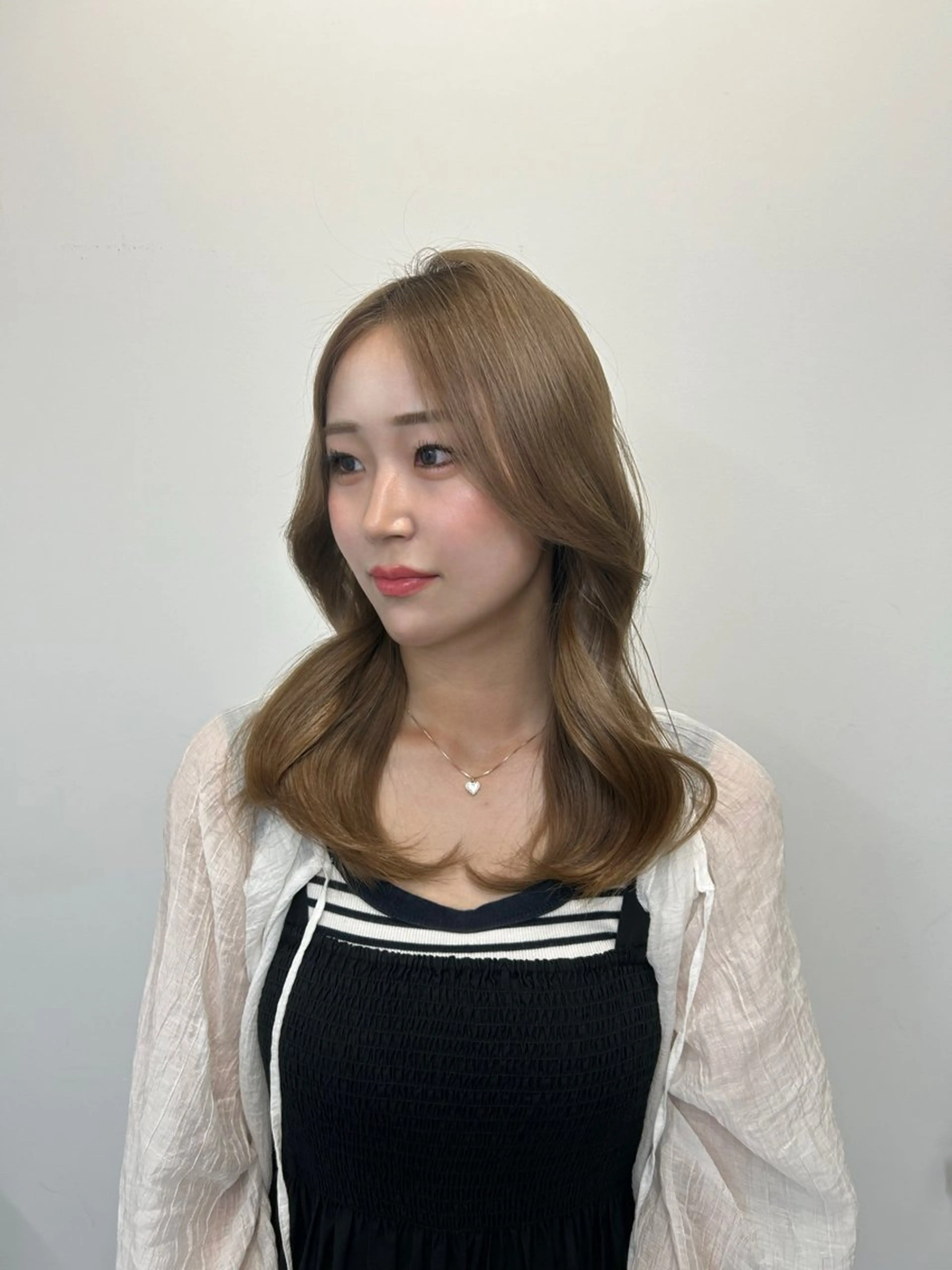 セミロング カラー ブリーチ 透明感カラー ハイトーンカラー ブリーチなしカラー ボブ 心斎橋l大人韓国ヘア レイヤー×艶カラーのヘアスタイル