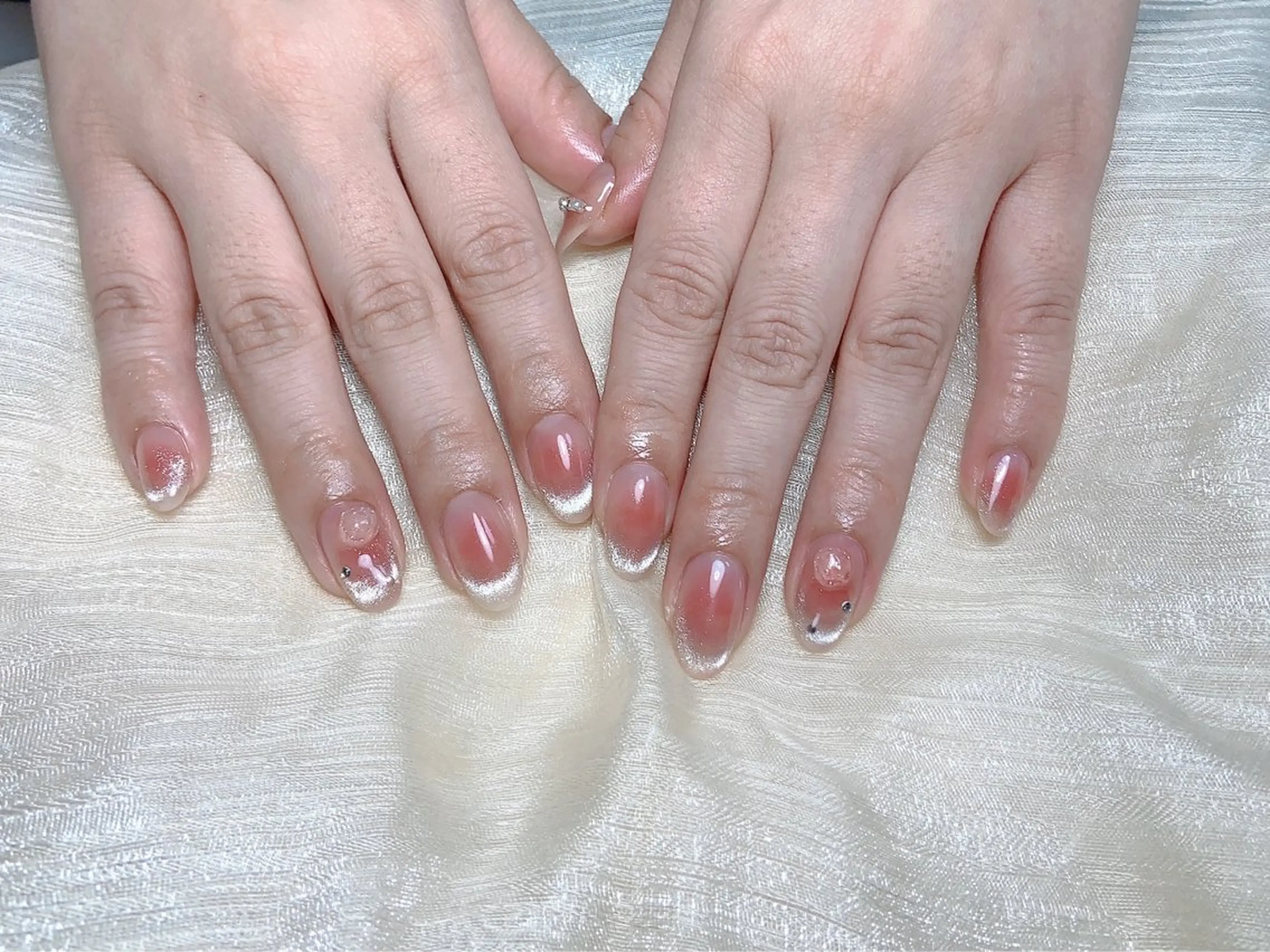 ネイル オーロラネイル チークネイル フレンチネイル ジェルネイル ガラスフレンチ ハンドネイル ハンドケア Nail Jolie所属・Nail Jolieのネイルデザイン