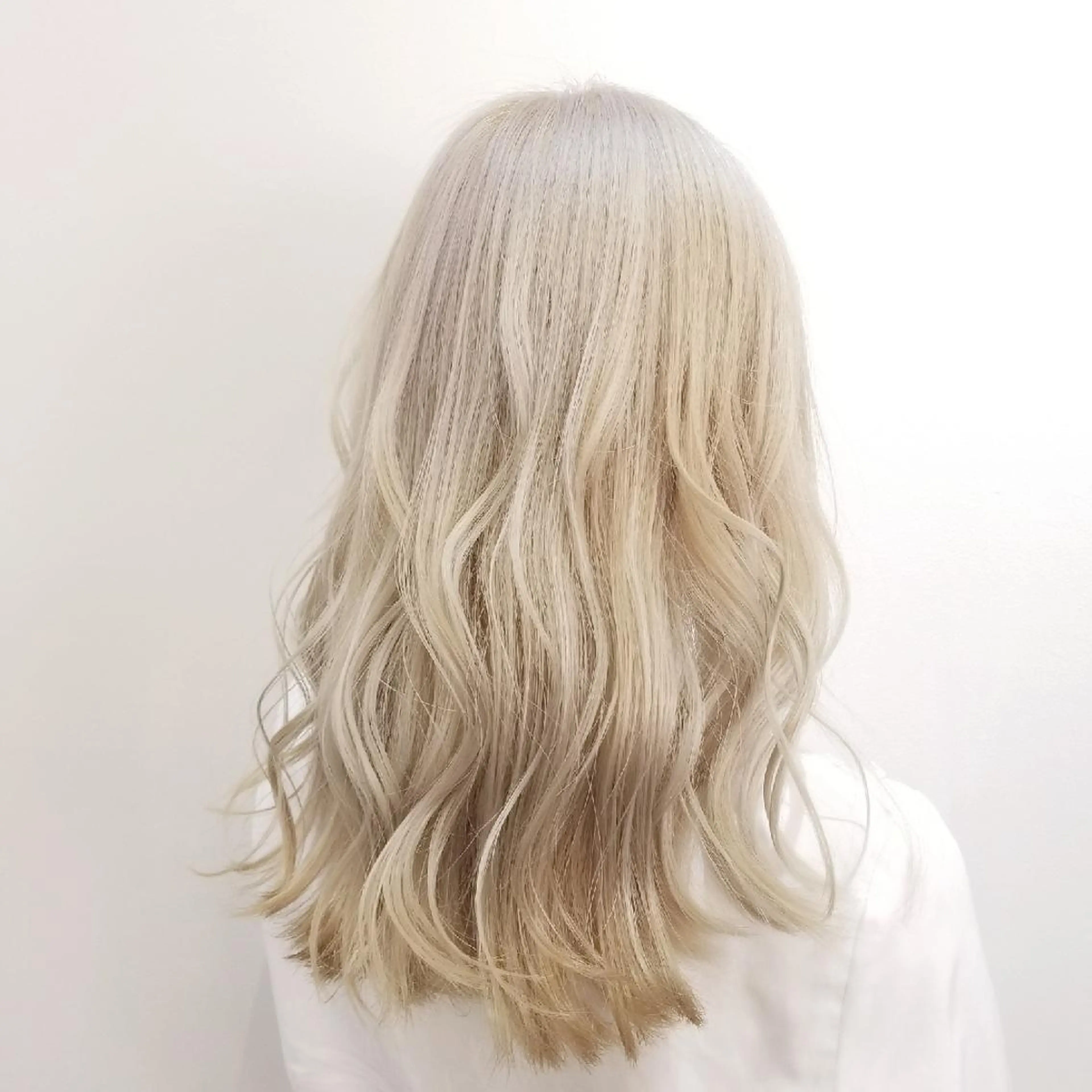 セミロング カラー SAKURA (サクラ)のヘアスタイル