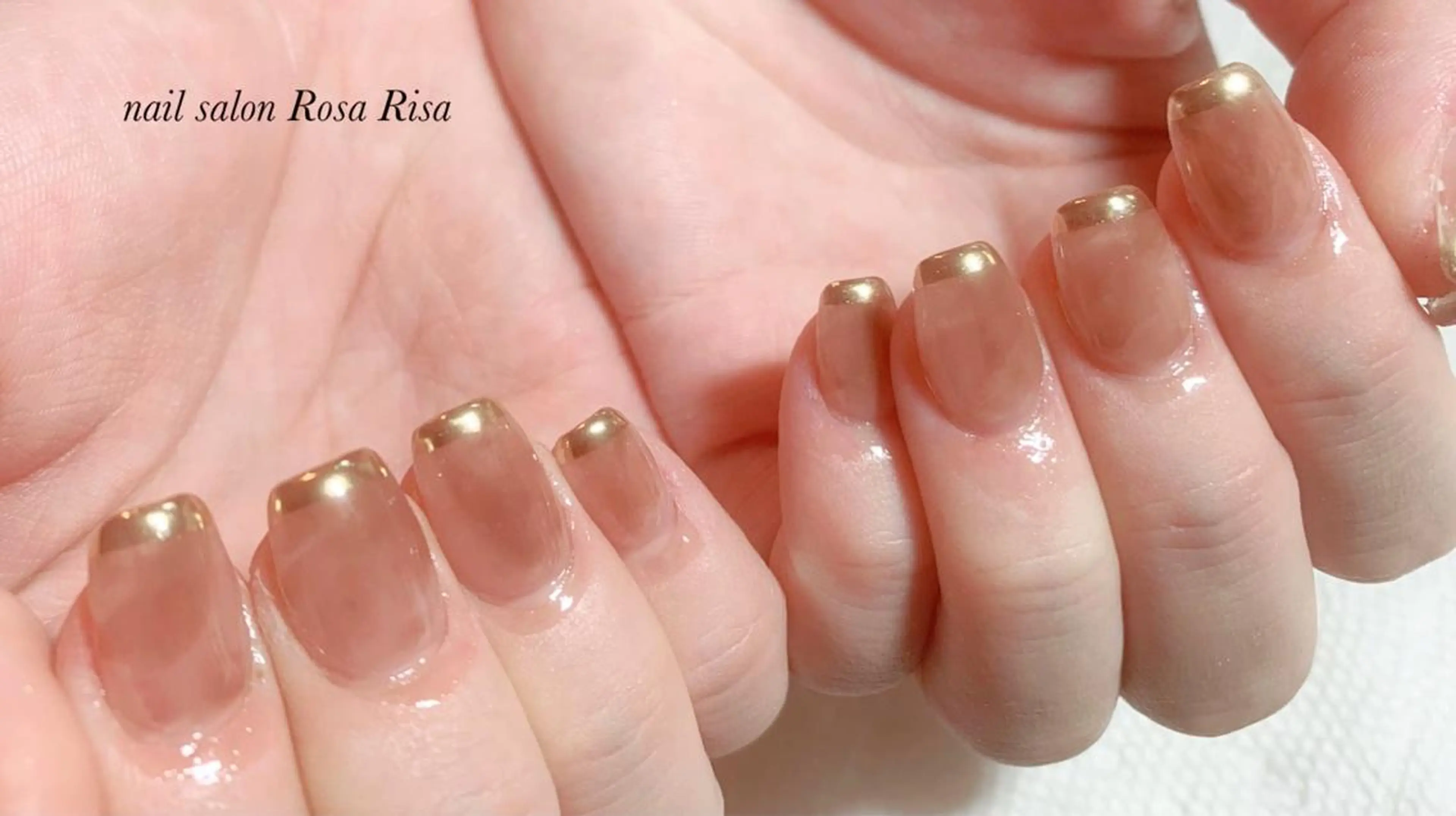 ミディアム ネイル ゴールド ネイルスタジオ シェイクユアハンズのネイルデザイン