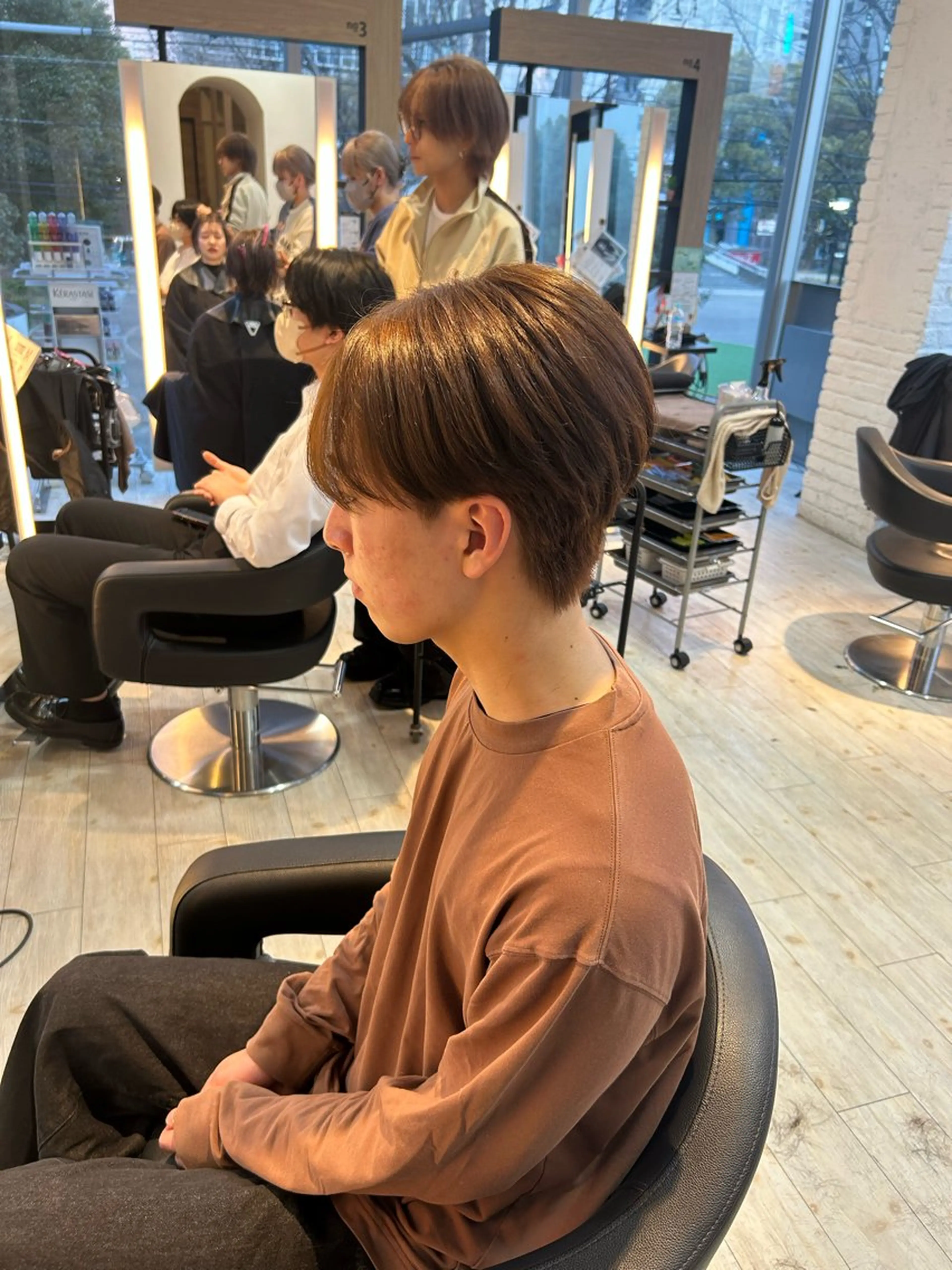 カラー メンズ メンズブリーチ ブリーチ ブラウンカラー ブリーチなしカラー オリーブブラウン カット ヘアカラー トリートメント 有働由良／ハイトーン ／韓国メンズヘアのヘアスタイル