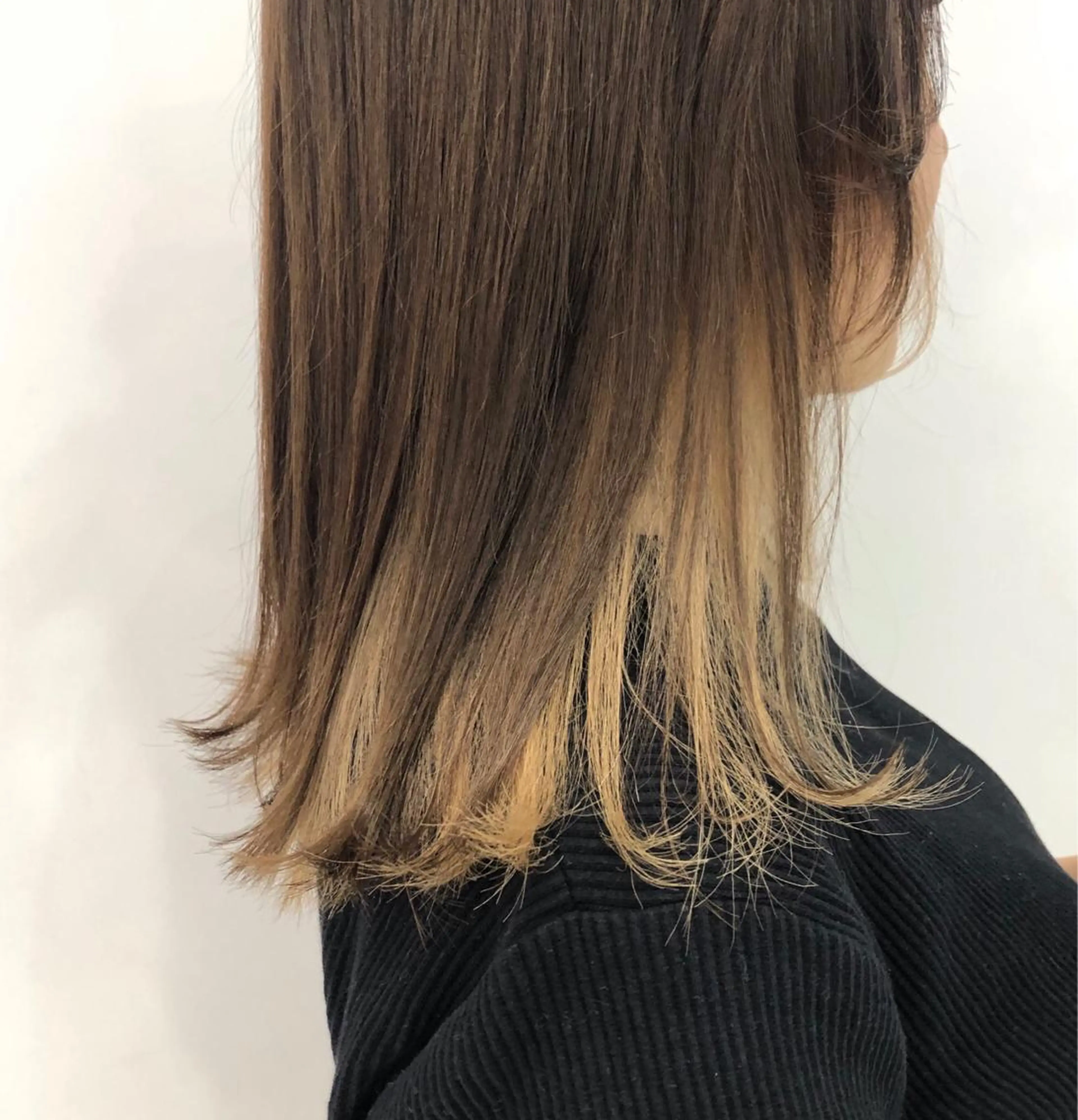 セミロング カラー ベージュカラー グレージュ インナーカラー ホワイトベージュ 相川 愛実のヘアスタイル