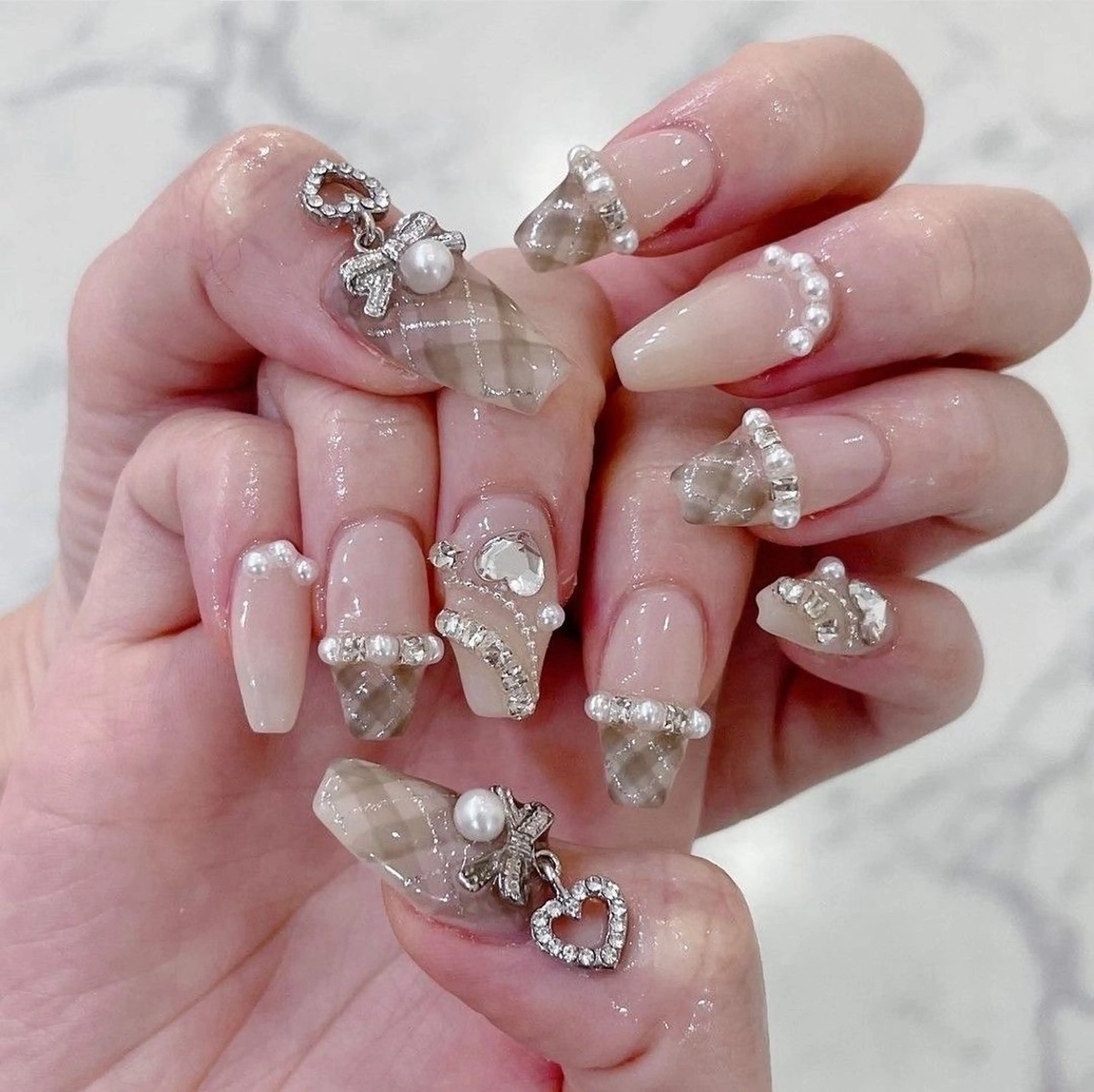 ネイル マグネットネイル ピンク ネイルチップ 冬ネイル クリスマス ハンドネイル Lee Nailsのネイルデザイン