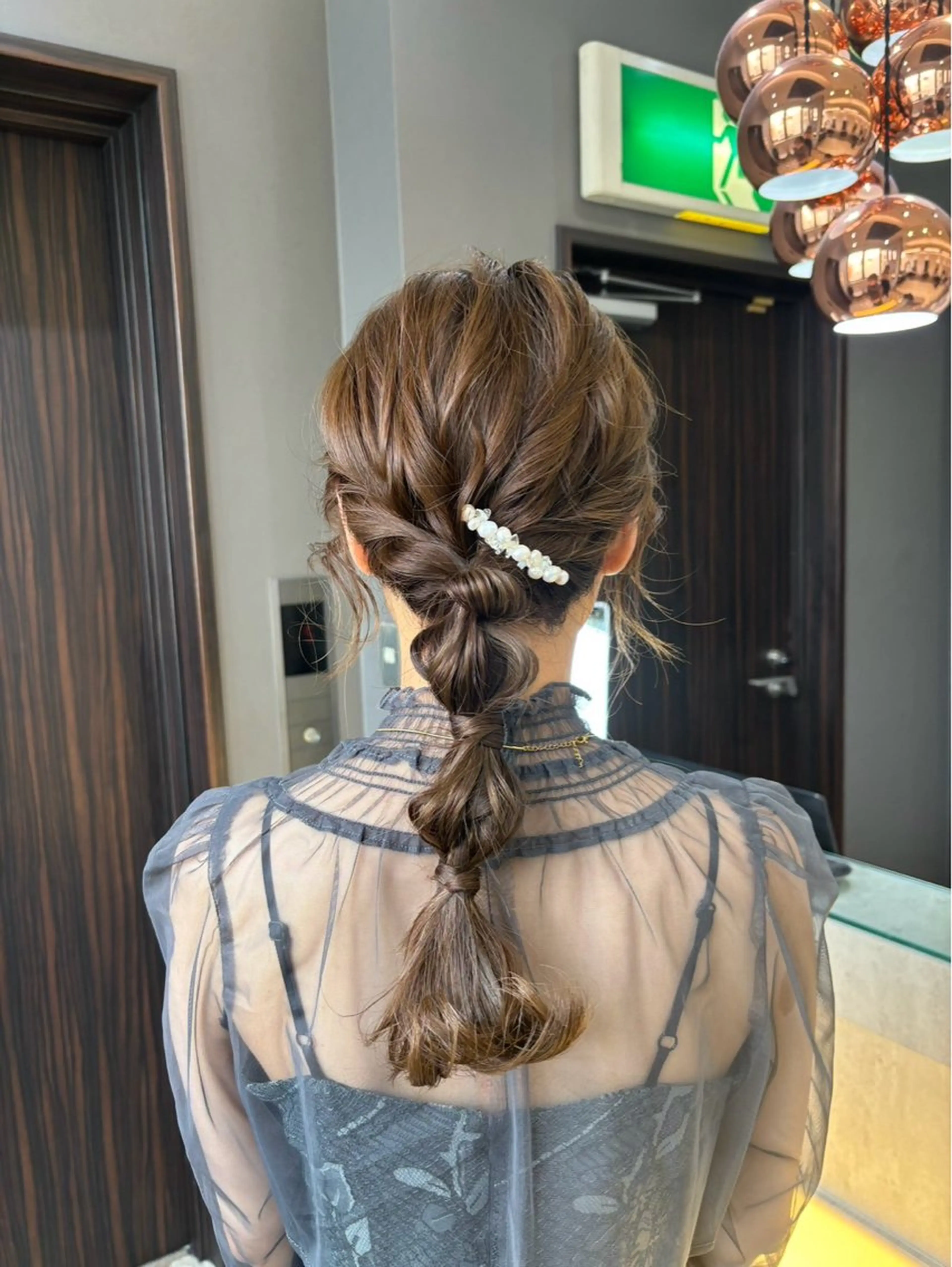 ロング 赤みなしオリーブ ハイトーン×レイヤーのヘアスタイル