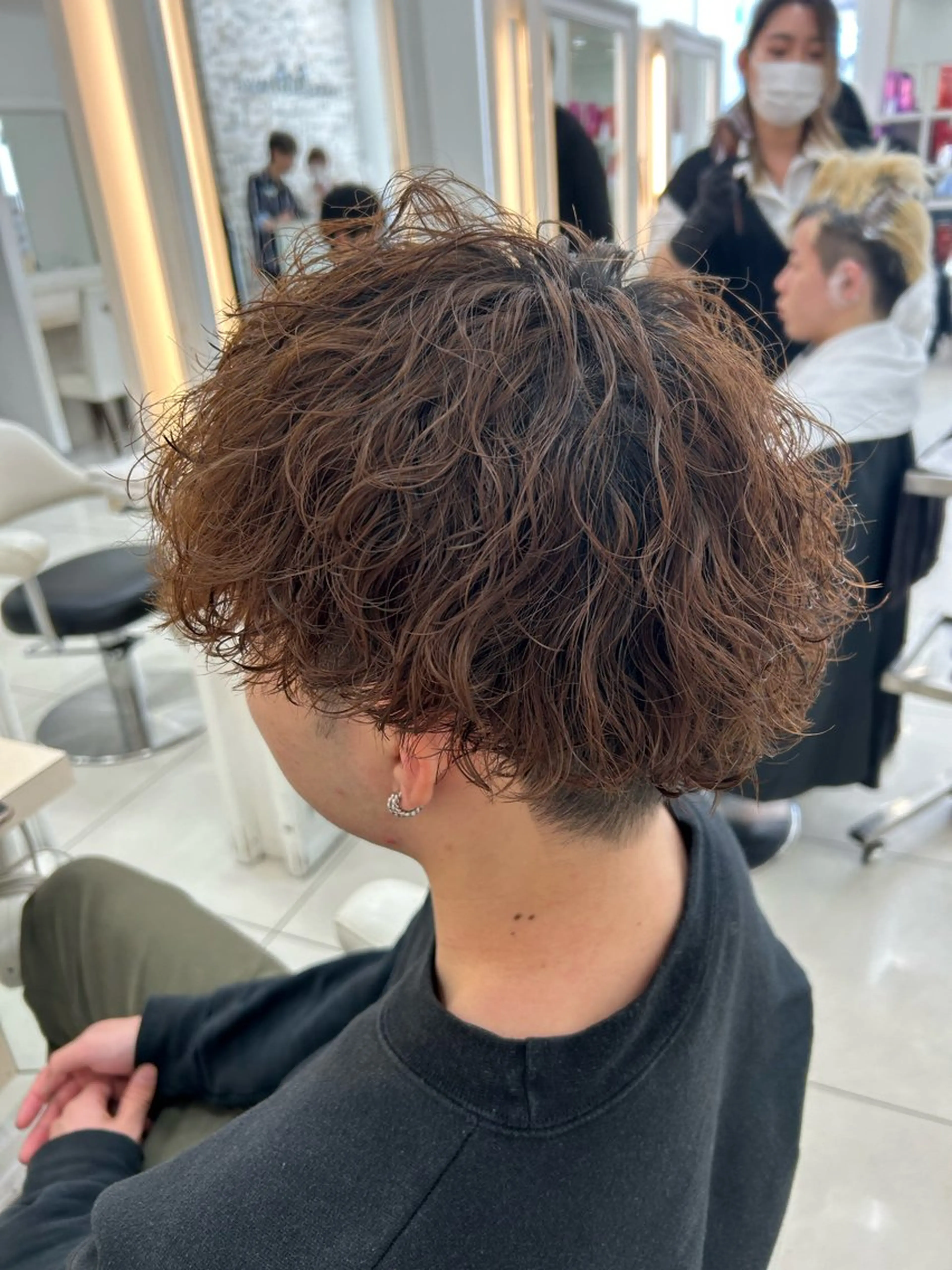 ショート カラー パーマ メンズ センターパート フェードカット フェザーパーマ カルマパーマ マッシュ 髪質改善/艶カラー/ メンズパーマ/鈴木のヘアスタイル