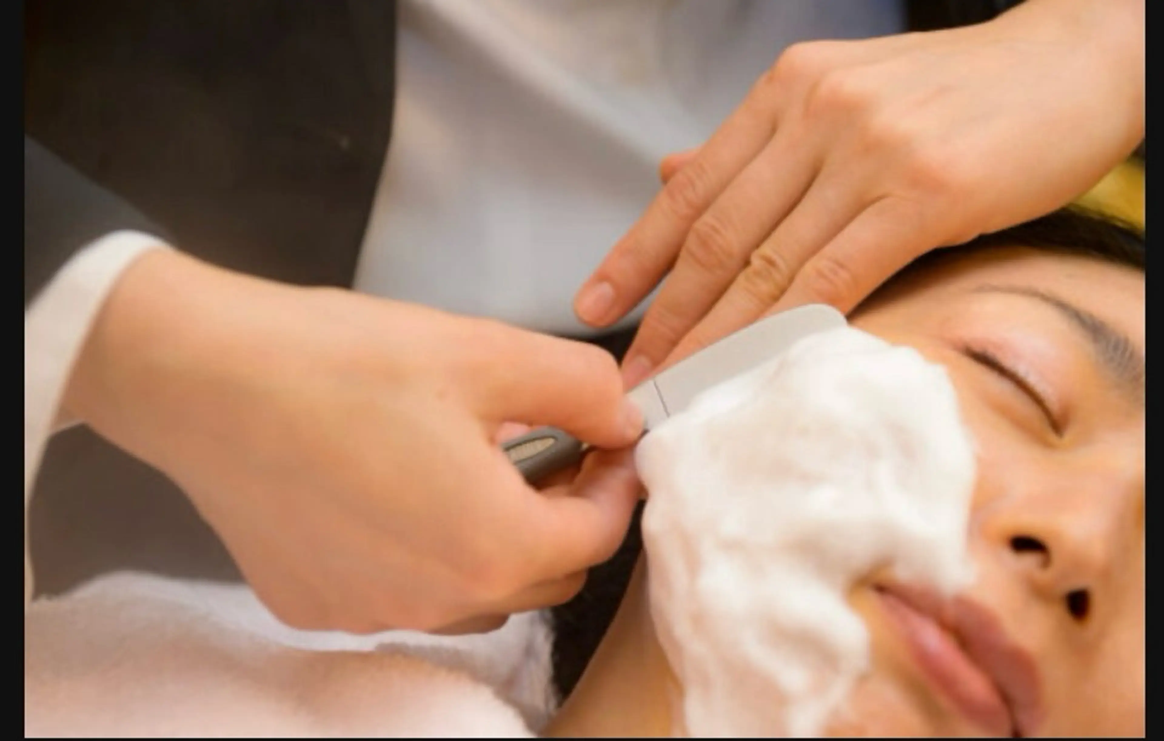 フェイスシェービング+アイブローデザイン(上記のメニューにプラス500)の写真