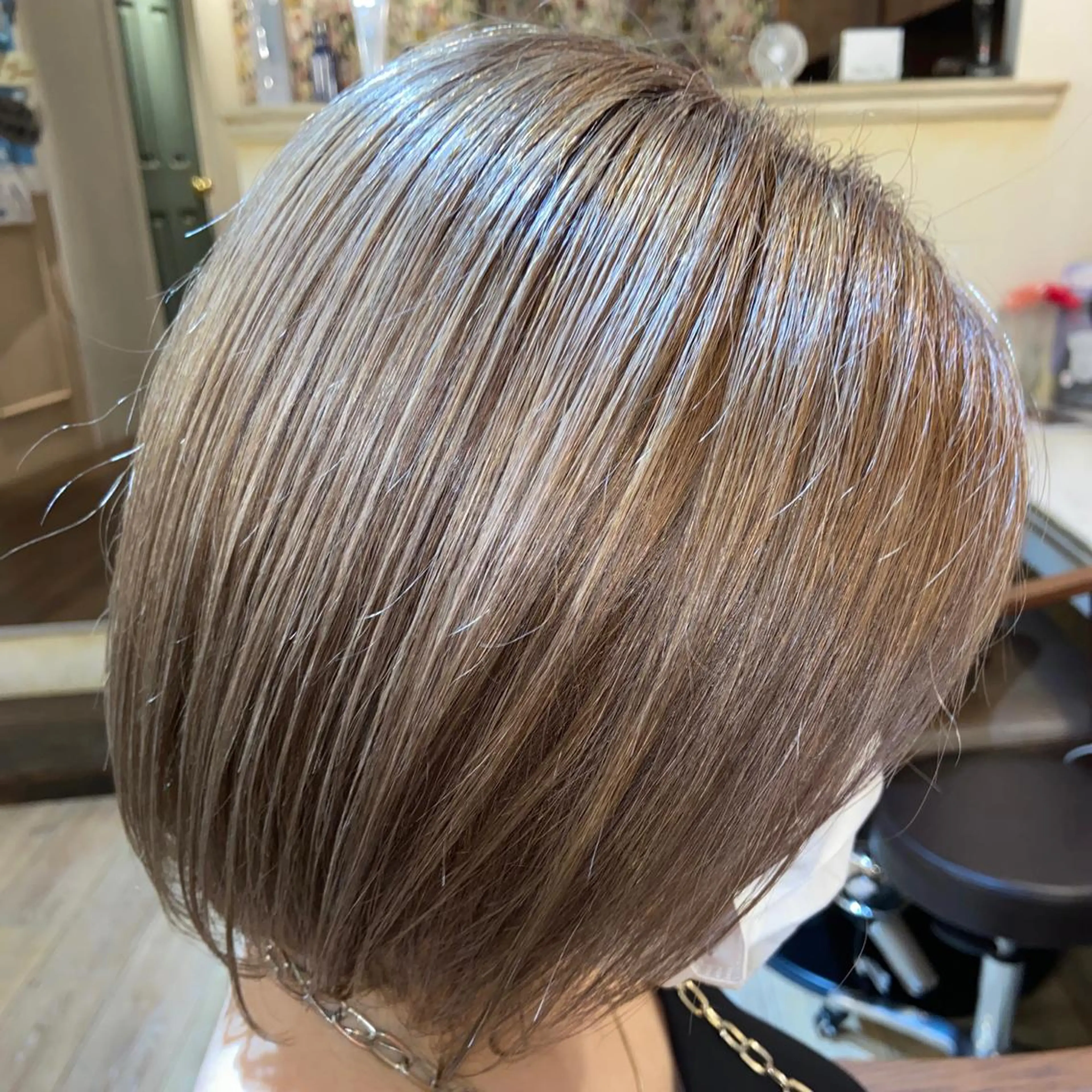 ショート カラー ヘアアレンジ ベージュカラー ブリーチ ダブルカラー ミルクティーベージュ Plaatje💐 ゆずはのヘアスタイル