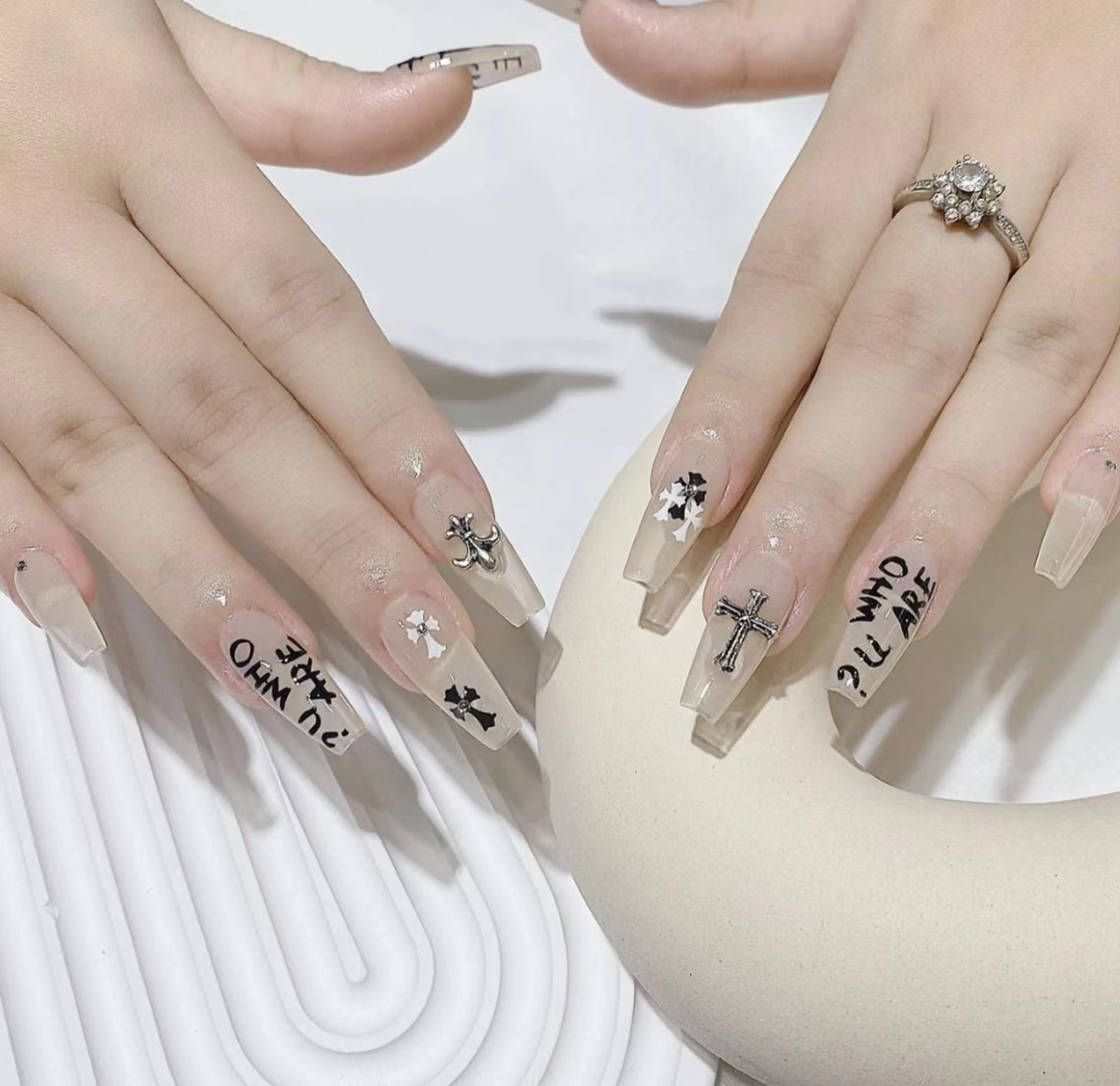 ネイル アートネイル 長さ出し ネイルチップ Queens マオのネイルデザイン