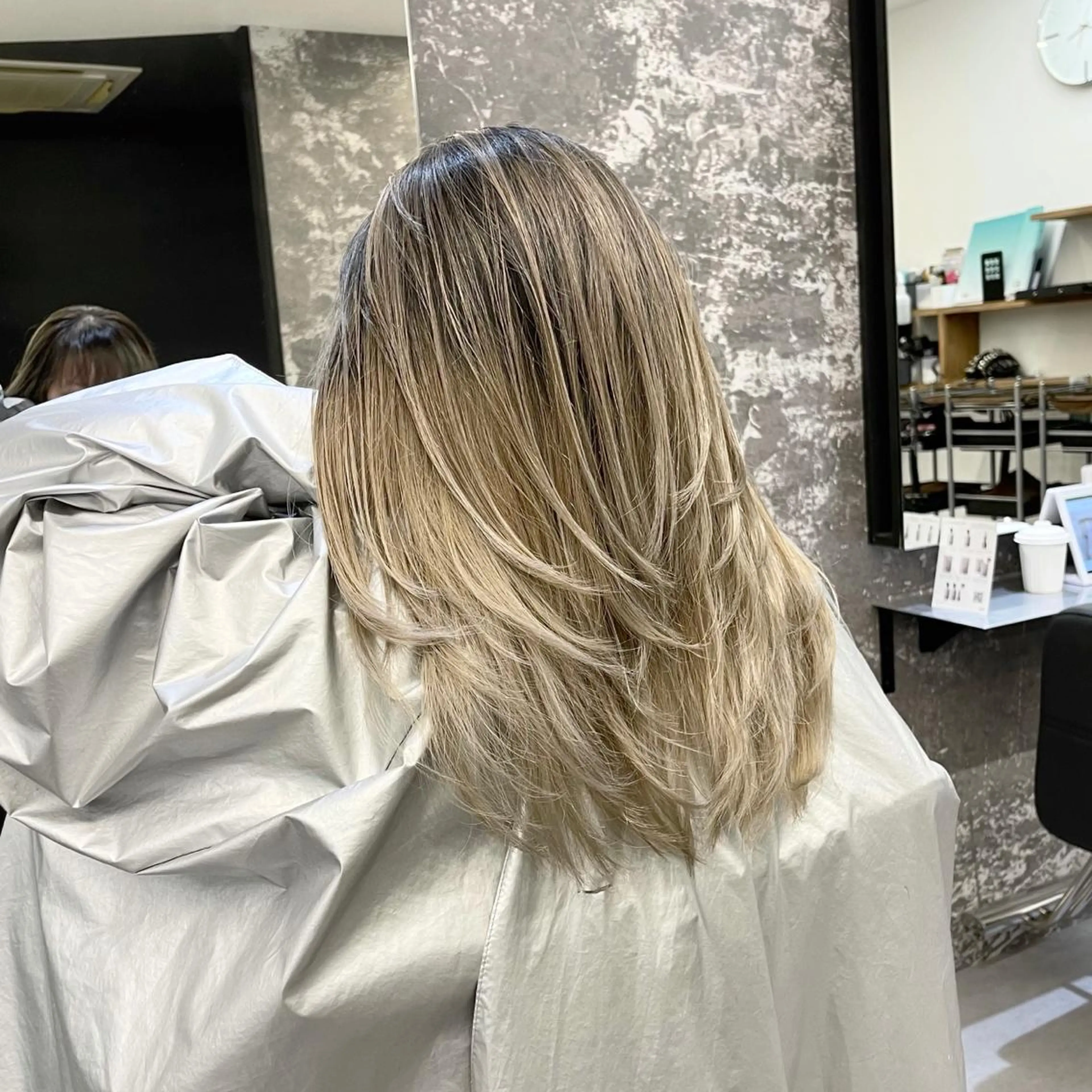 ミディアム カラー ヘアアレンジ バレイヤージュ デザインカラー ハイライトカラー 外国人風カラー ハイライト アンドウ ユウ/ レイヤーカット/韓国のヘアスタイル