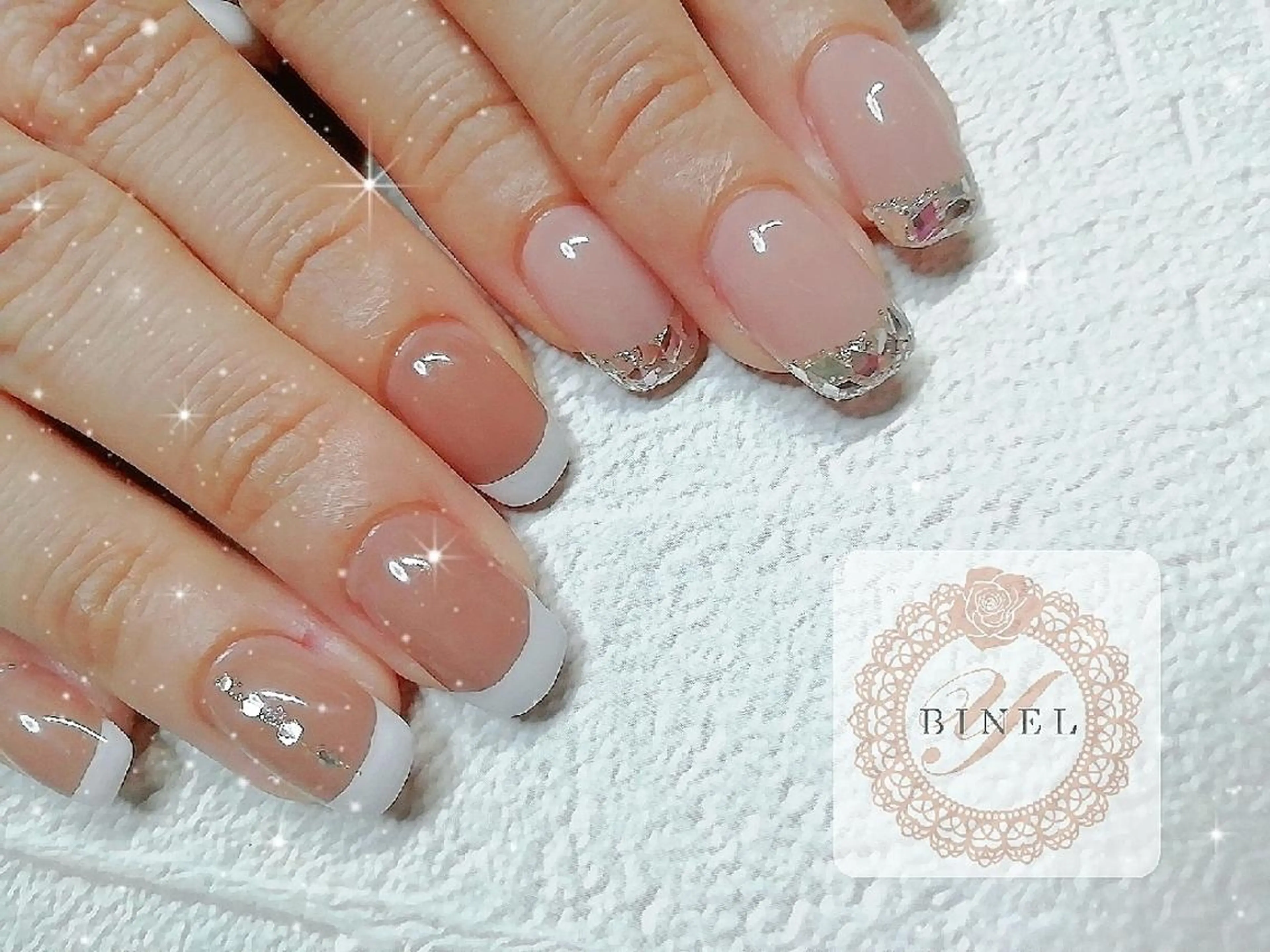 ネイル フレンチネイル ガラスフレンチ キラキラネイル オフィスネイル ハンドネイル Nail Salon Y.BINELのネイルデザイン
