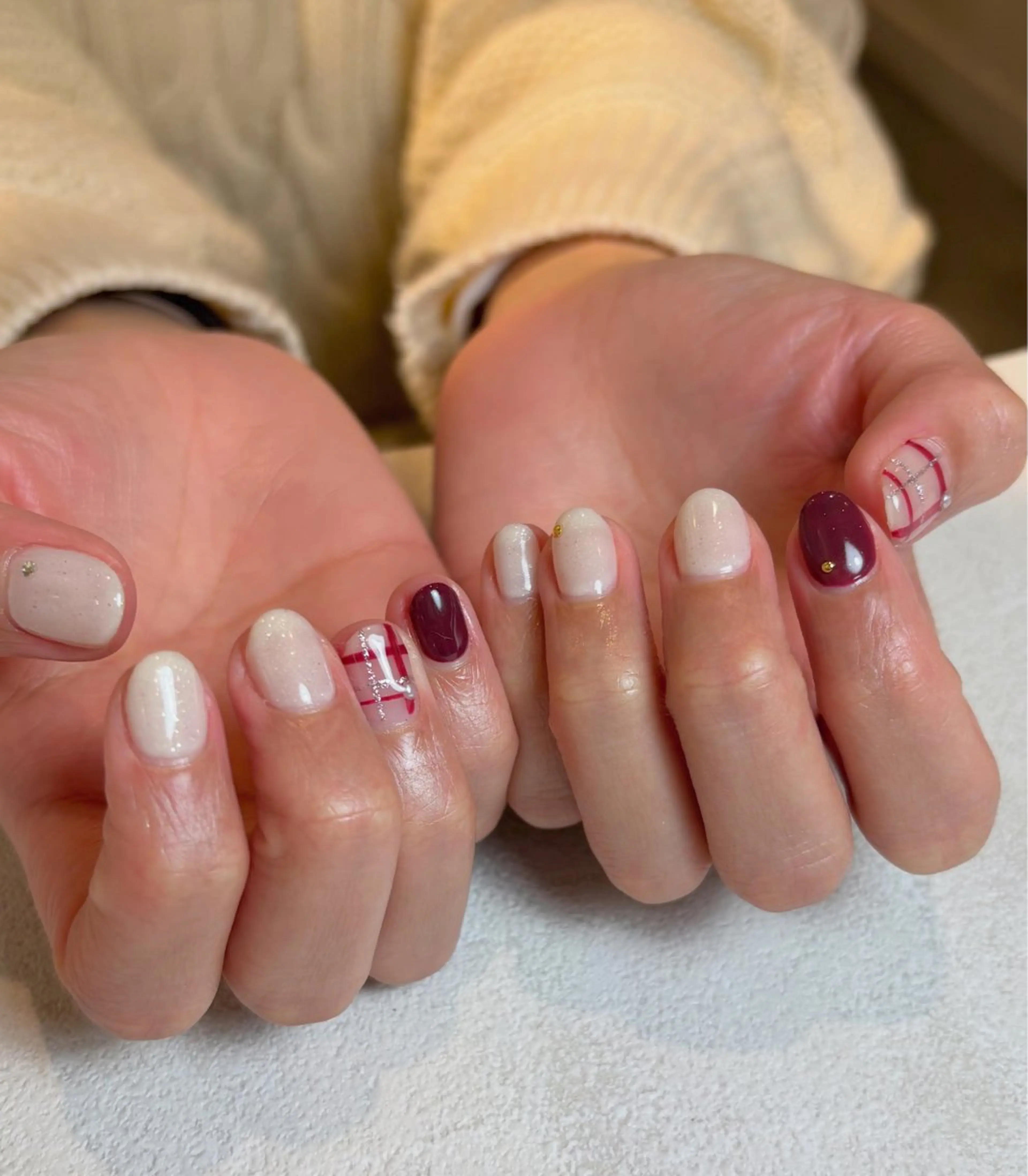 ネイル ボルドー ホワイト 冬ネイル クリスマス ハンドネイル 山田 美羽のネイルデザイン
